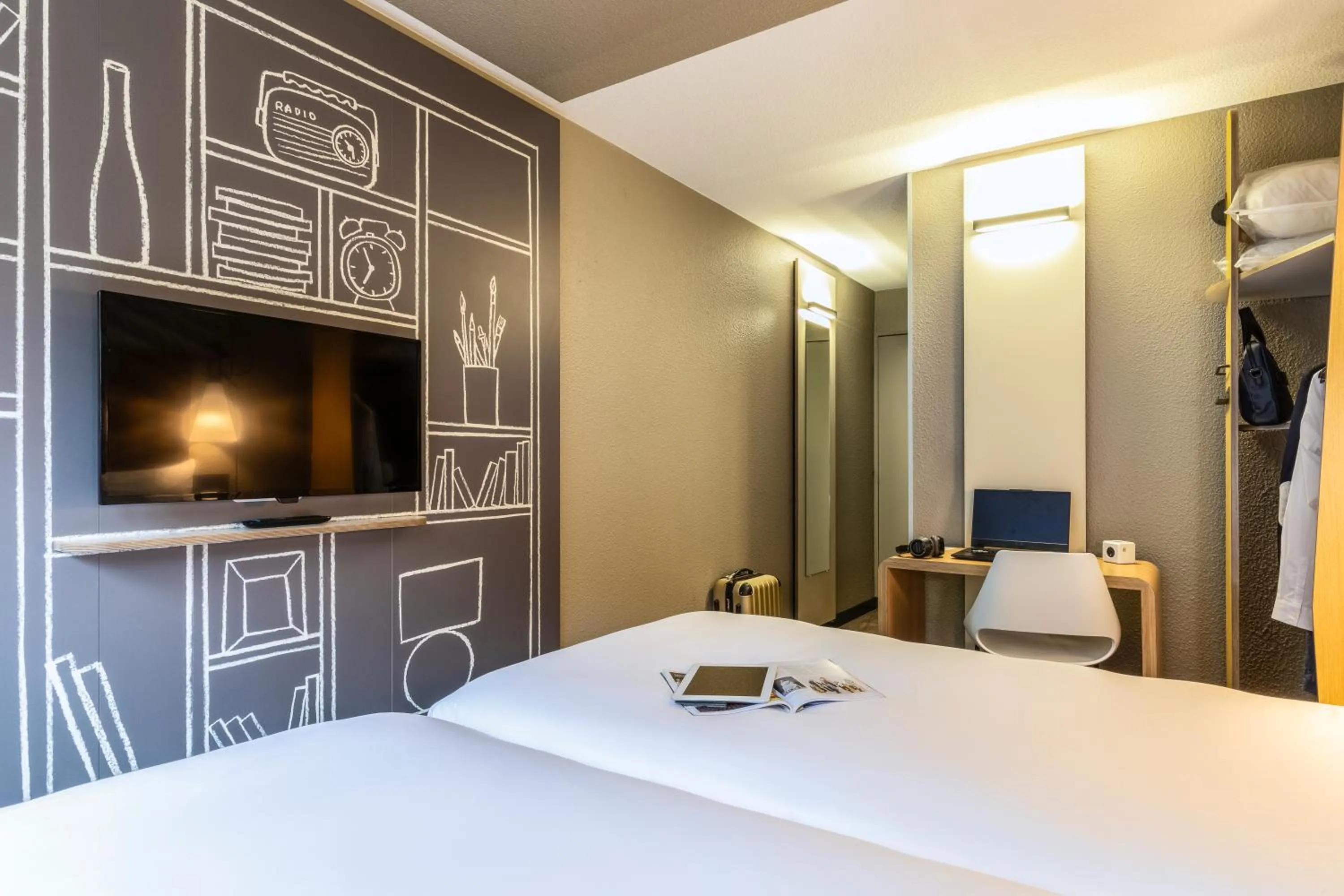 Bed in ibis Velizy Jouy-En-Josas