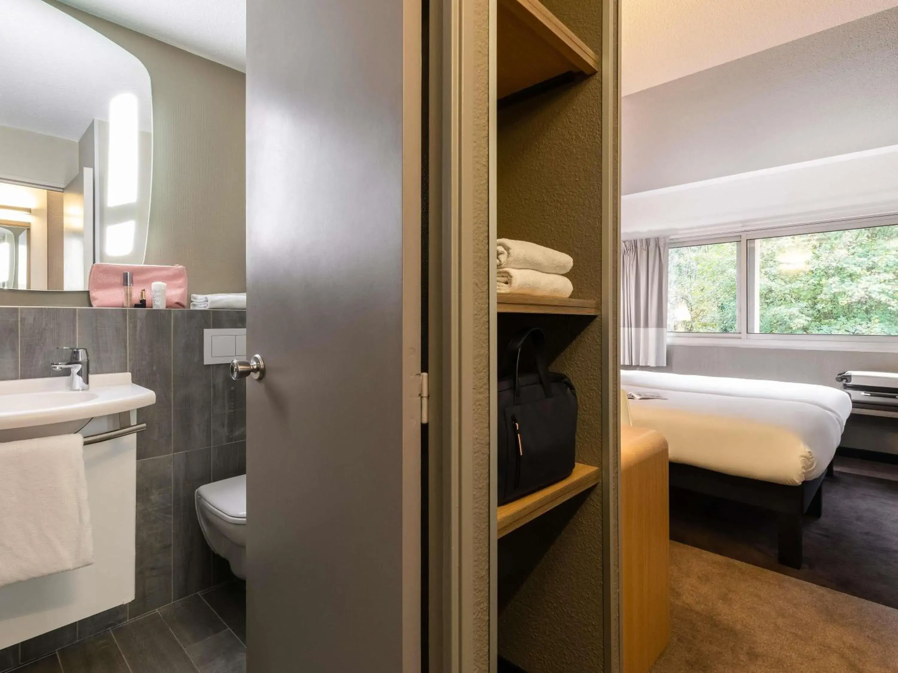 Bedroom, Bed in ibis Velizy Jouy-En-Josas Bedroom, Bed in ibis Velizy Jouy-En-Josas