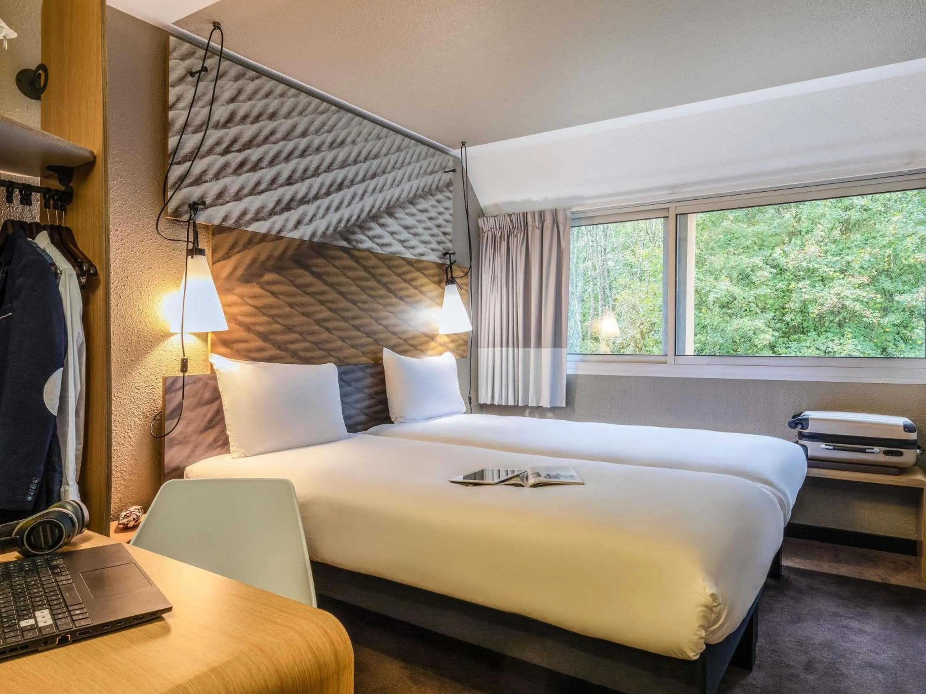 Bedroom, Bed in ibis Velizy Jouy-En-Josas