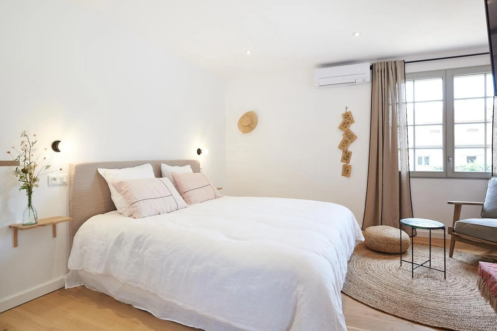 Bedroom, Bed in Maison 1634 - Climatisation, piscine, parking, centre ville, petit-dejeuner compris