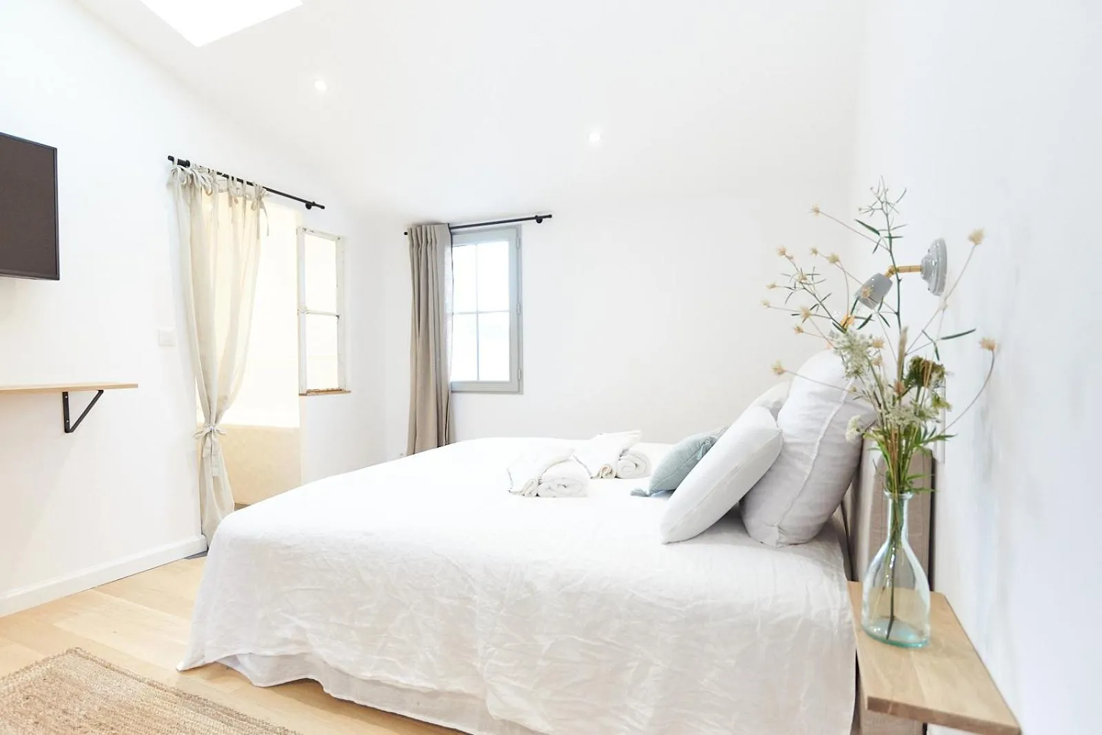 Bedroom, Bed in Maison 1634 - Climatisation, piscine, parking, centre ville, petit-dejeuner compris