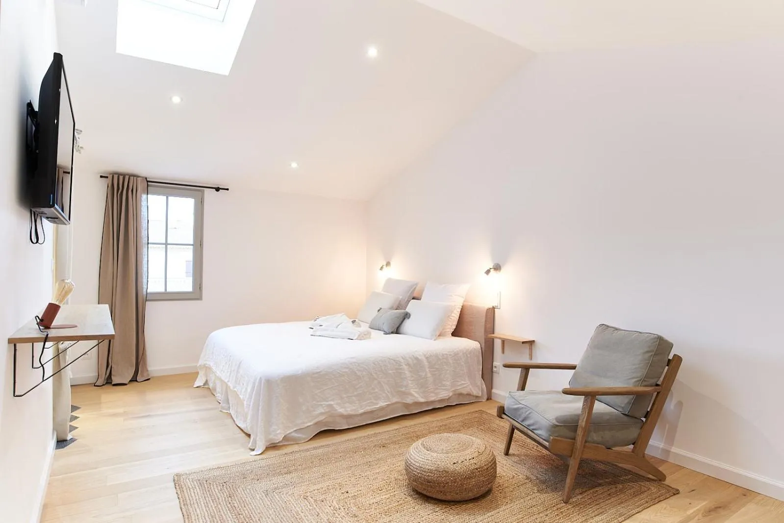 Bedroom, Bed in Maison 1634 - Climatisation, piscine, parking, centre ville, petit-dejeuner compris