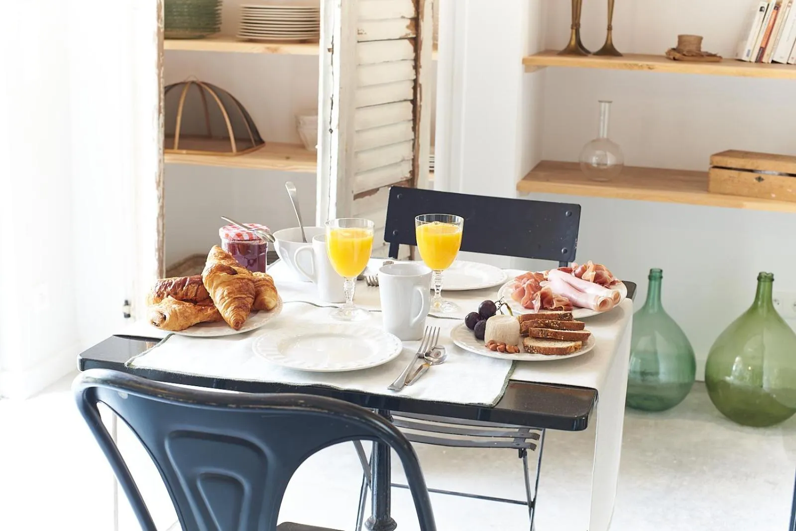 Food and drinks in Maison 1634 - Climatisation, piscine, parking, centre ville, petit-dejeuner compris