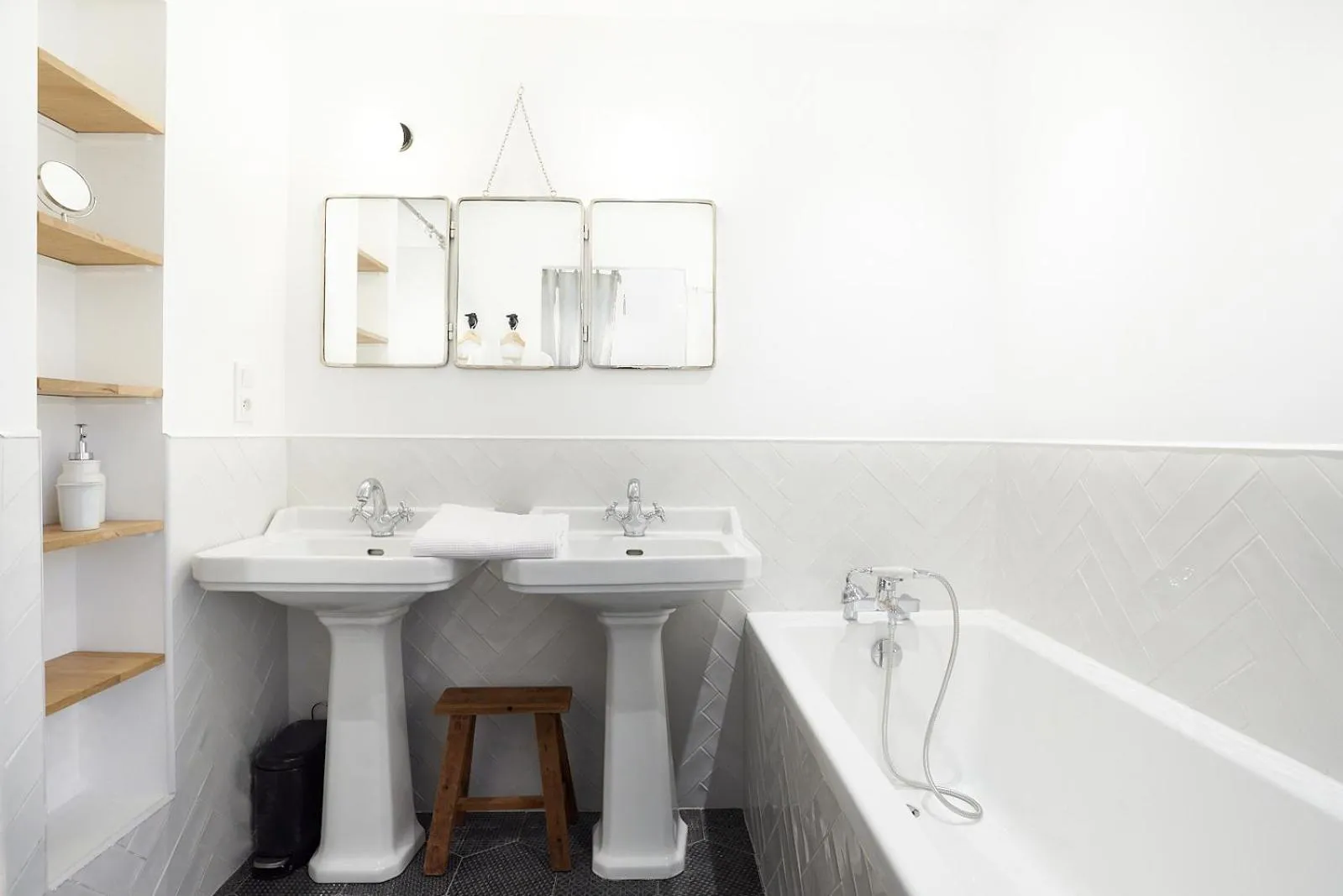 Bathroom in Maison 1634 - Climatisation, piscine, parking, centre ville, petit-dejeuner compris