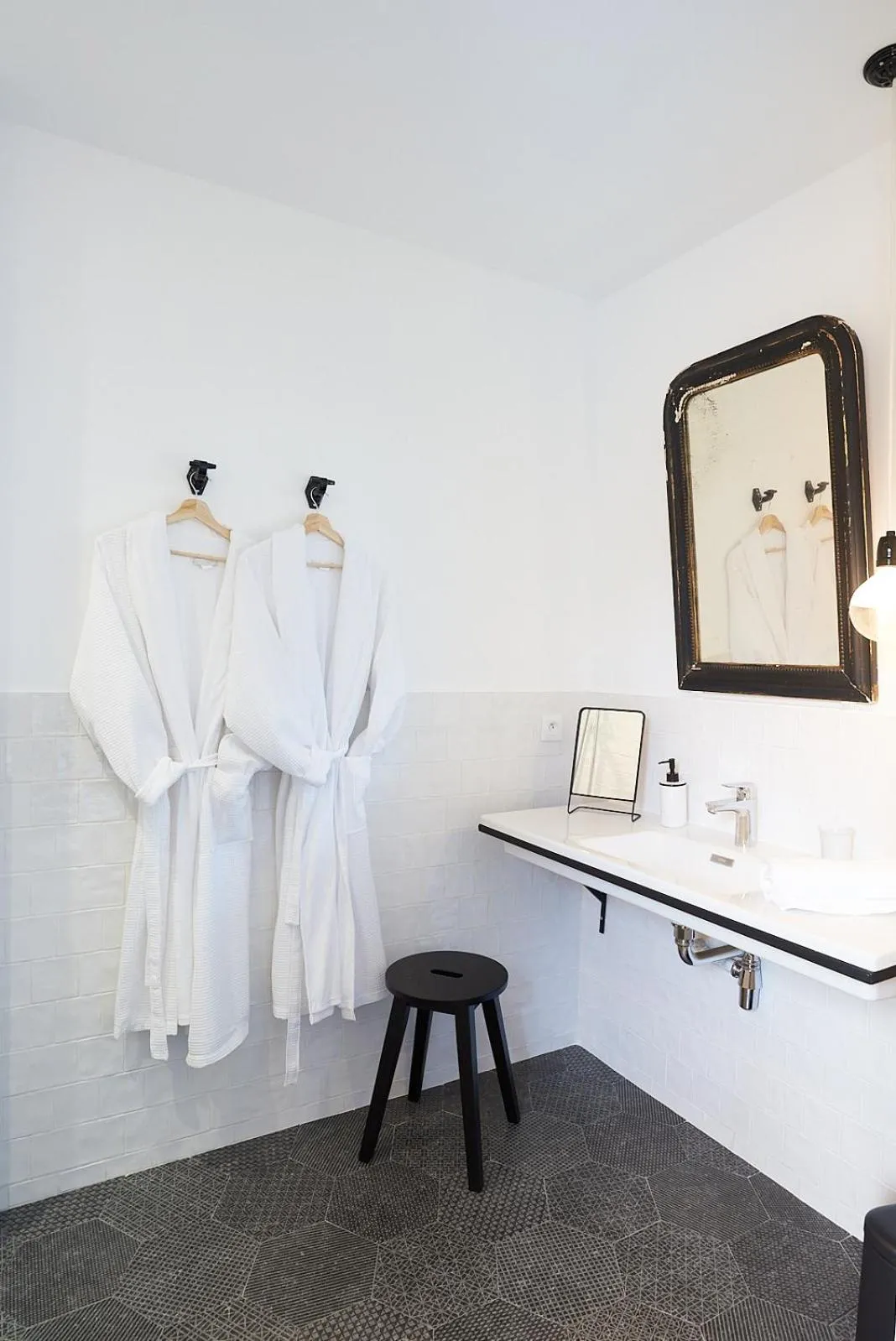 Bathroom in Maison 1634 - Climatisation, piscine, parking, centre ville, petit-dejeuner compris