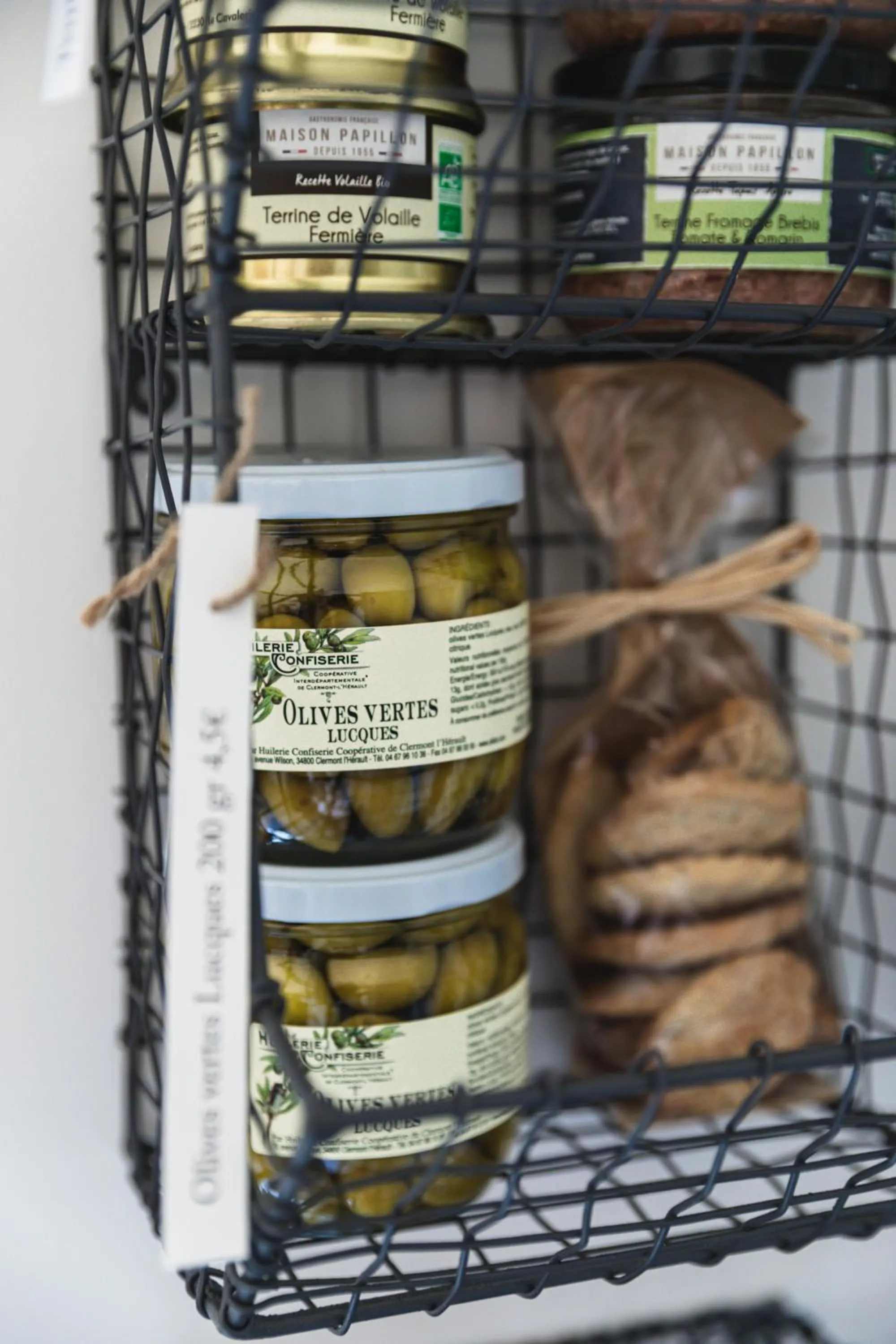 Restaurant/places to eat in Maison 1634 - Climatisation, piscine, parking, centre ville, petit-dejeuner compris