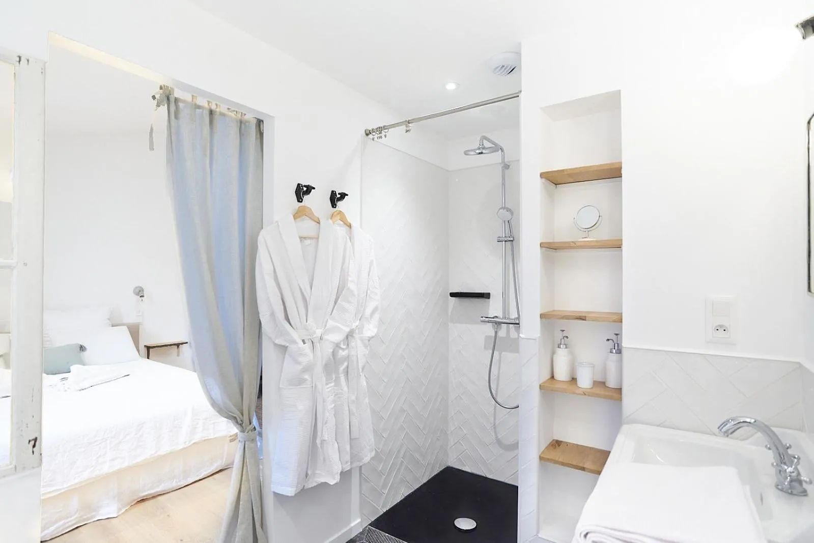 Bathroom, Bed in Maison 1634 - Climatisation, piscine, parking, centre ville, petit-dejeuner compris