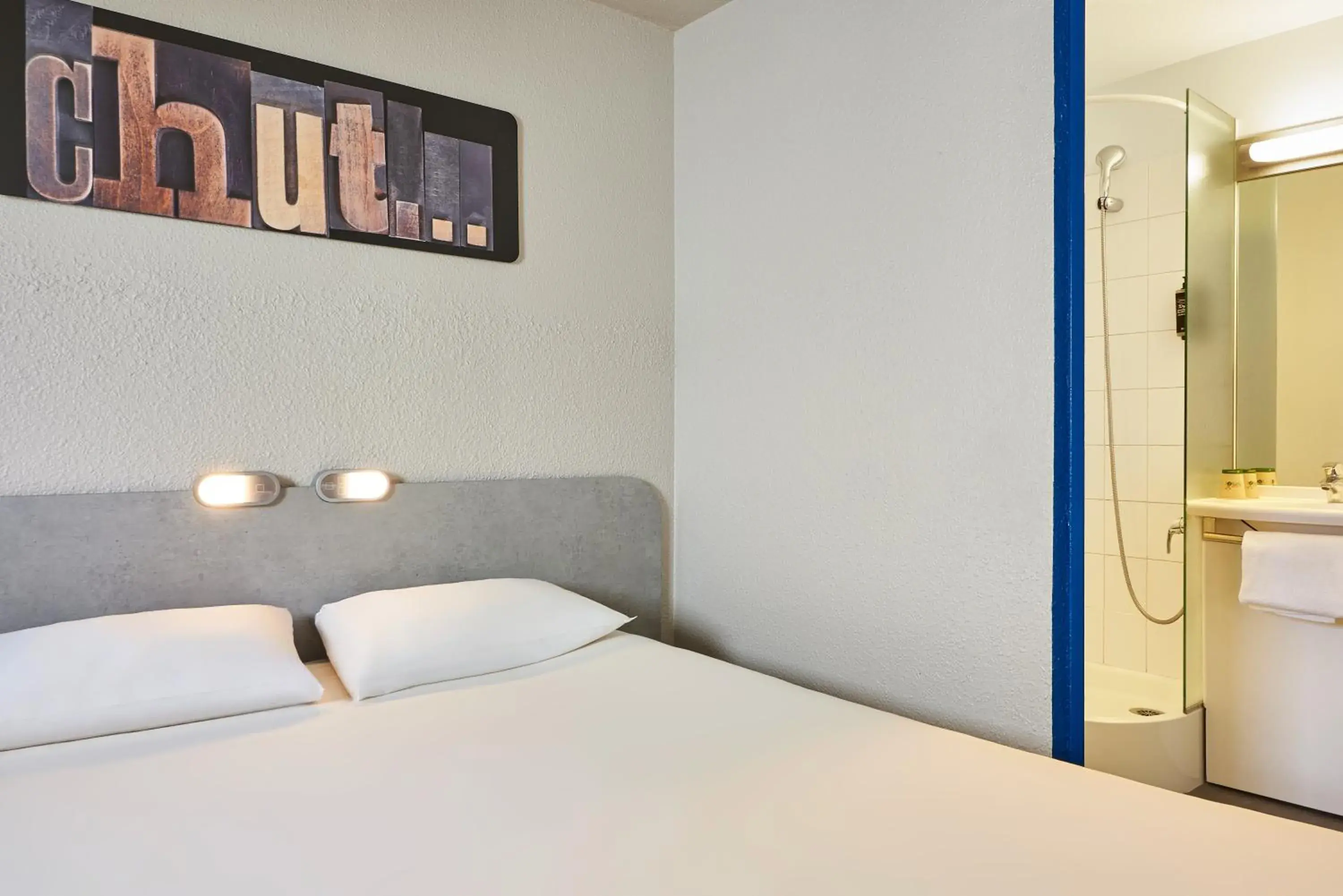 Photo of the whole room, Bed in ibis budget Versailles Chateau Saint cyr l'Ecole Photo of the whole room, Bed in ibis budget Versailles Chateau Saint cyr l'Ecole