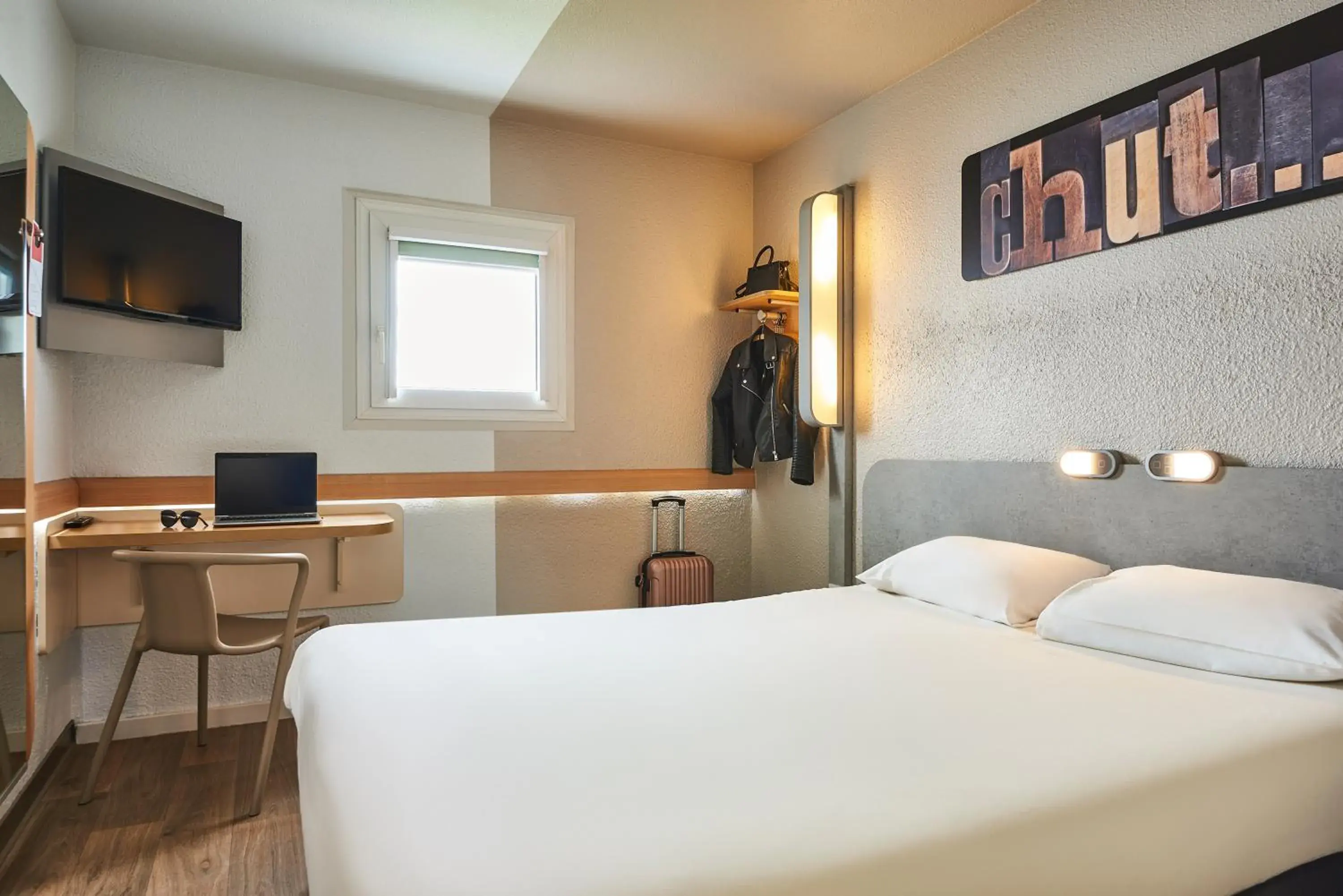 Bed in ibis budget Versailles Chateau Saint cyr l'Ecole Bed in ibis budget Versailles Chateau Saint cyr l'Ecole