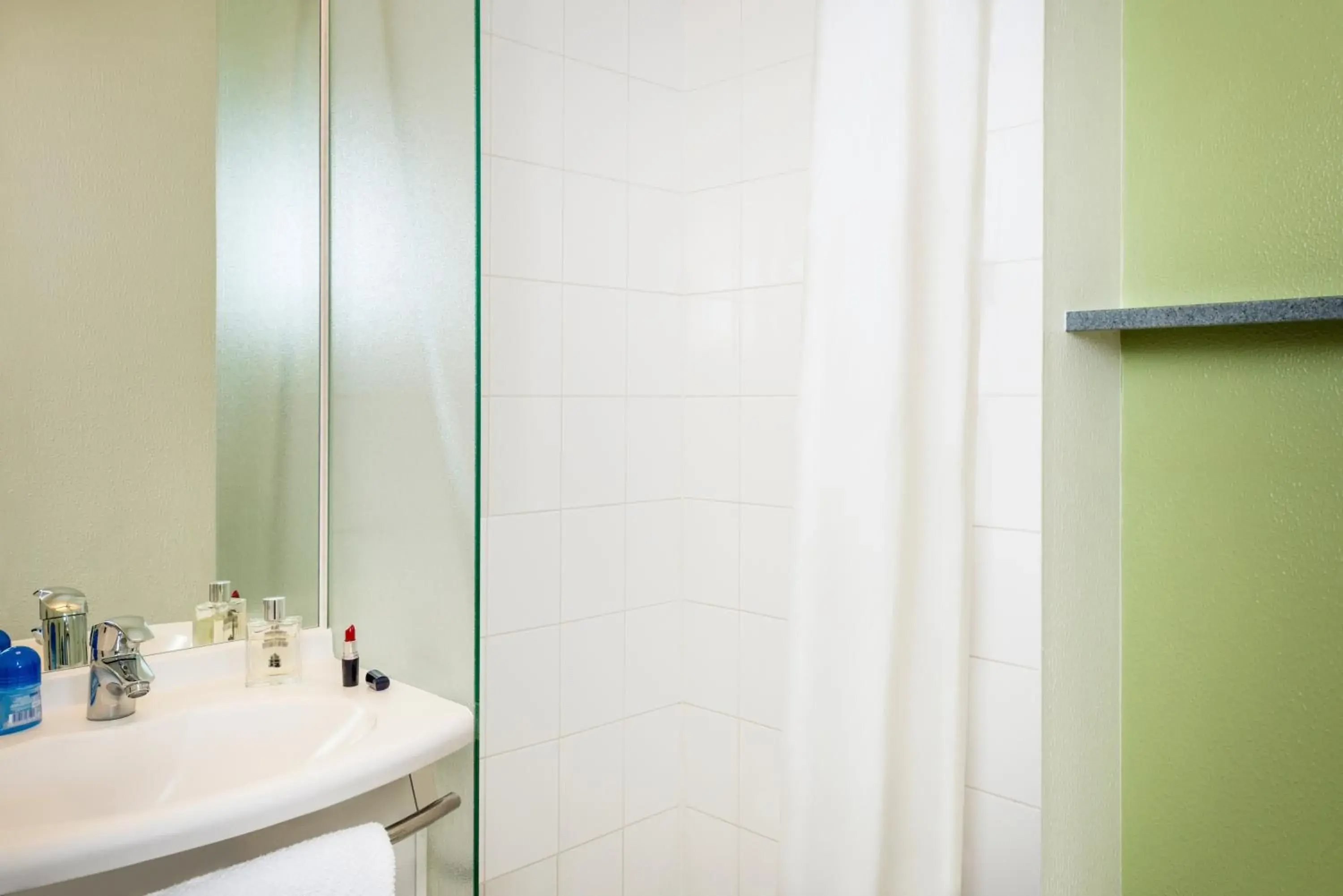 Shower, Bathroom in ibis budget Versailles Chateau Saint cyr l'Ecole