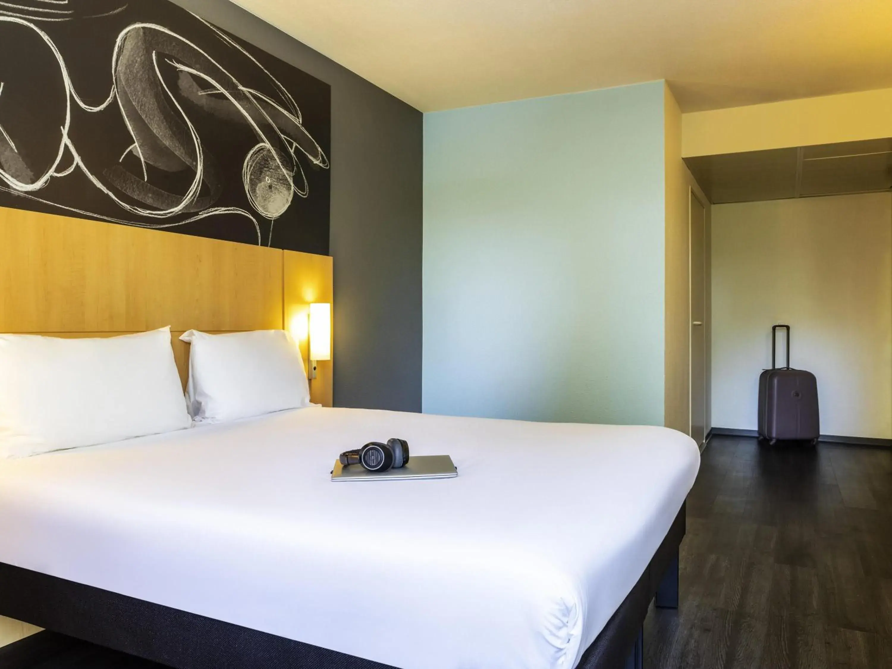 Bedroom, Bed in ibis Paris Meudon Velizy Bedroom, Bed in ibis Paris Meudon Velizy
