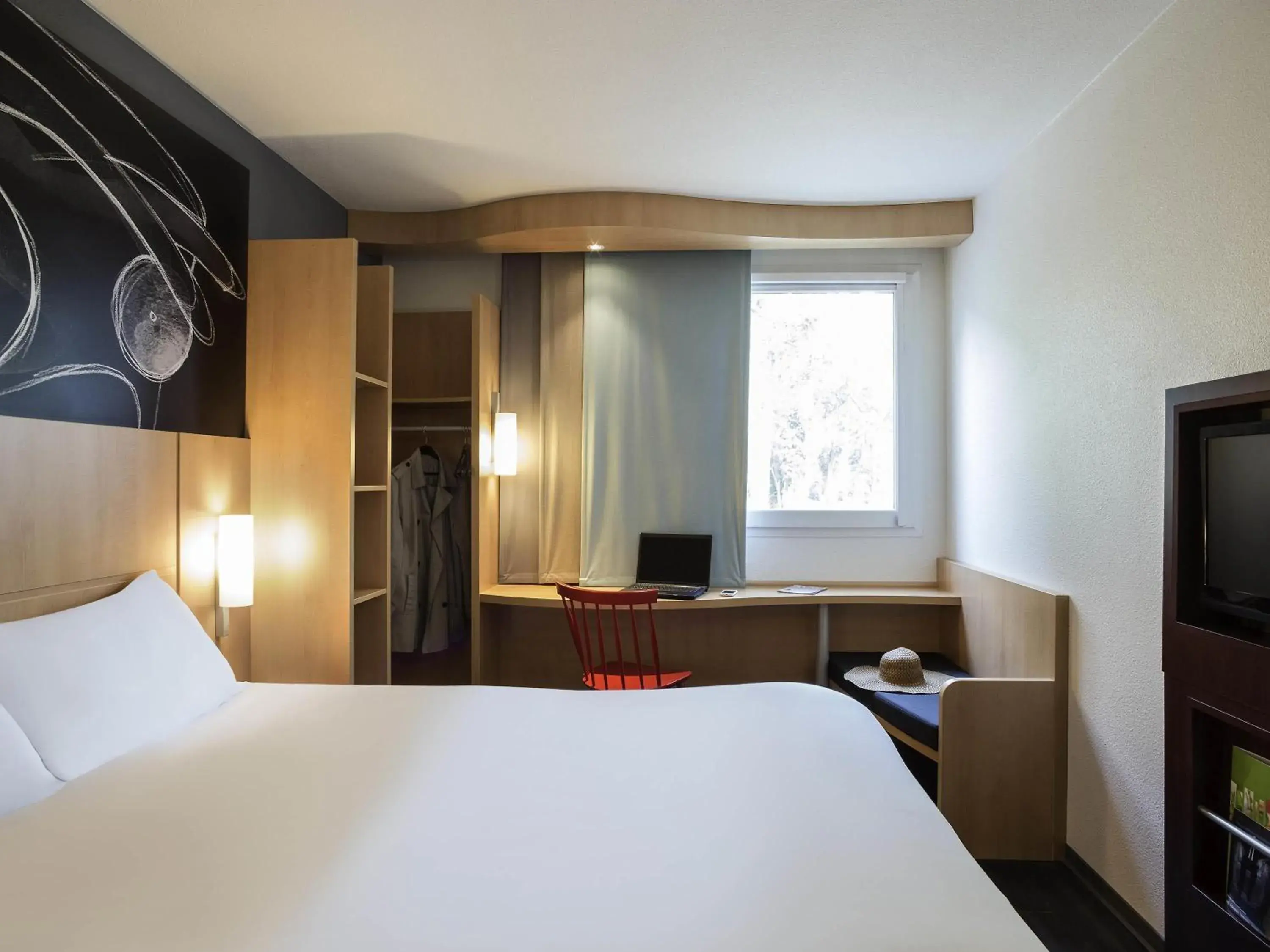 Bedroom, Bed in ibis Paris Meudon Velizy Bedroom, Bed in ibis Paris Meudon Velizy