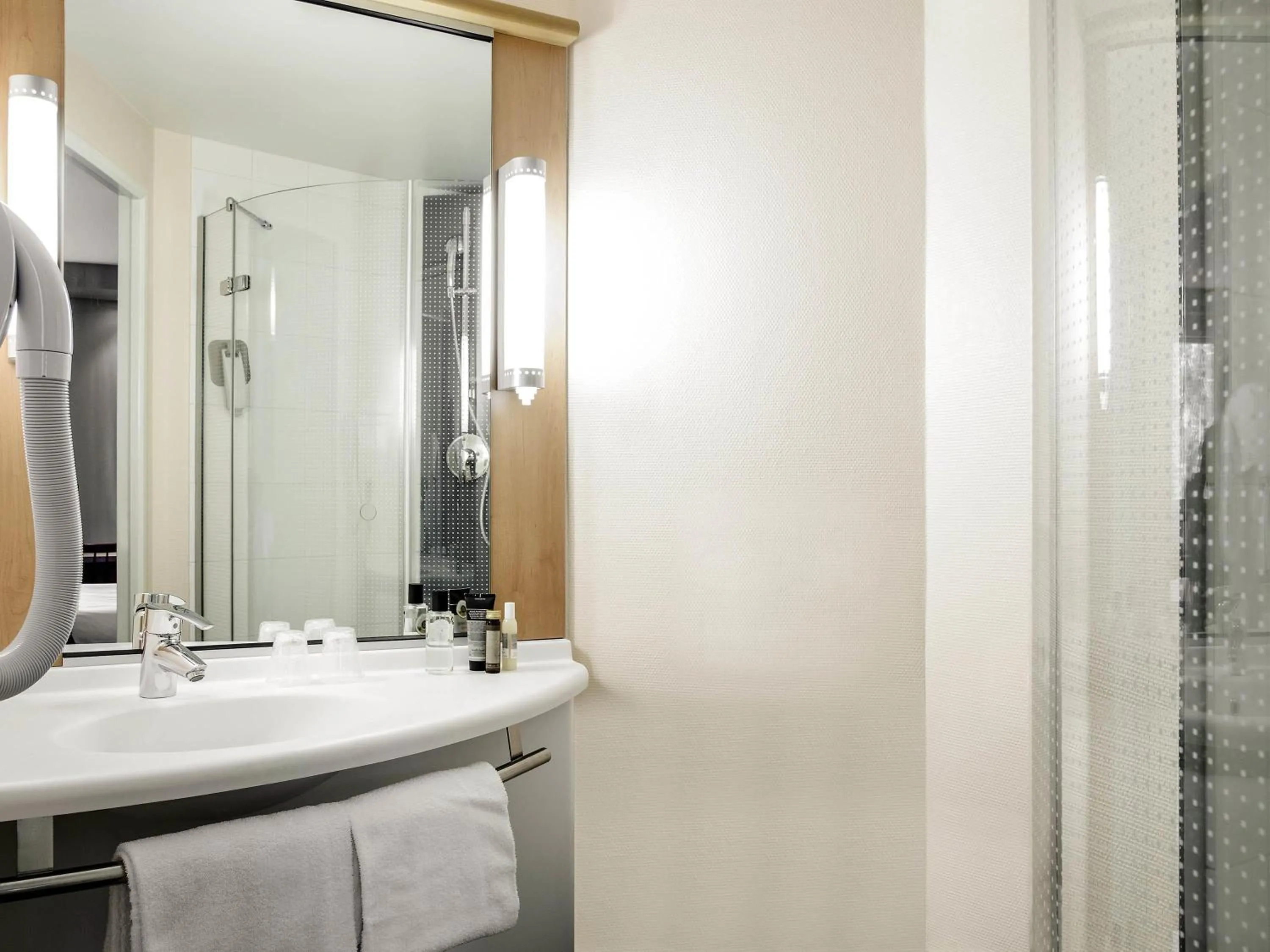 Bedroom in ibis Paris Meudon Velizy