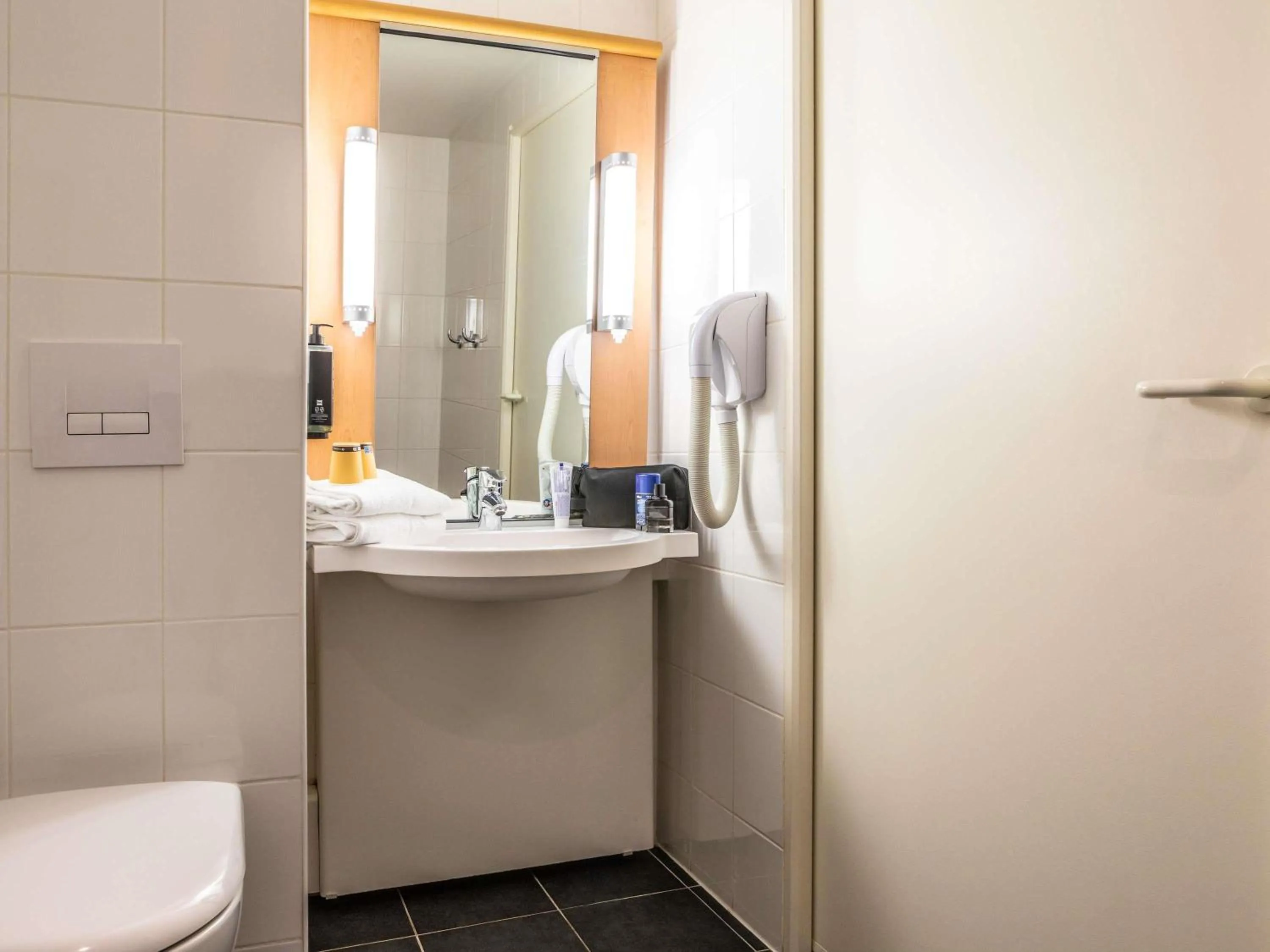 Bedroom in ibis Paris Meudon Velizy