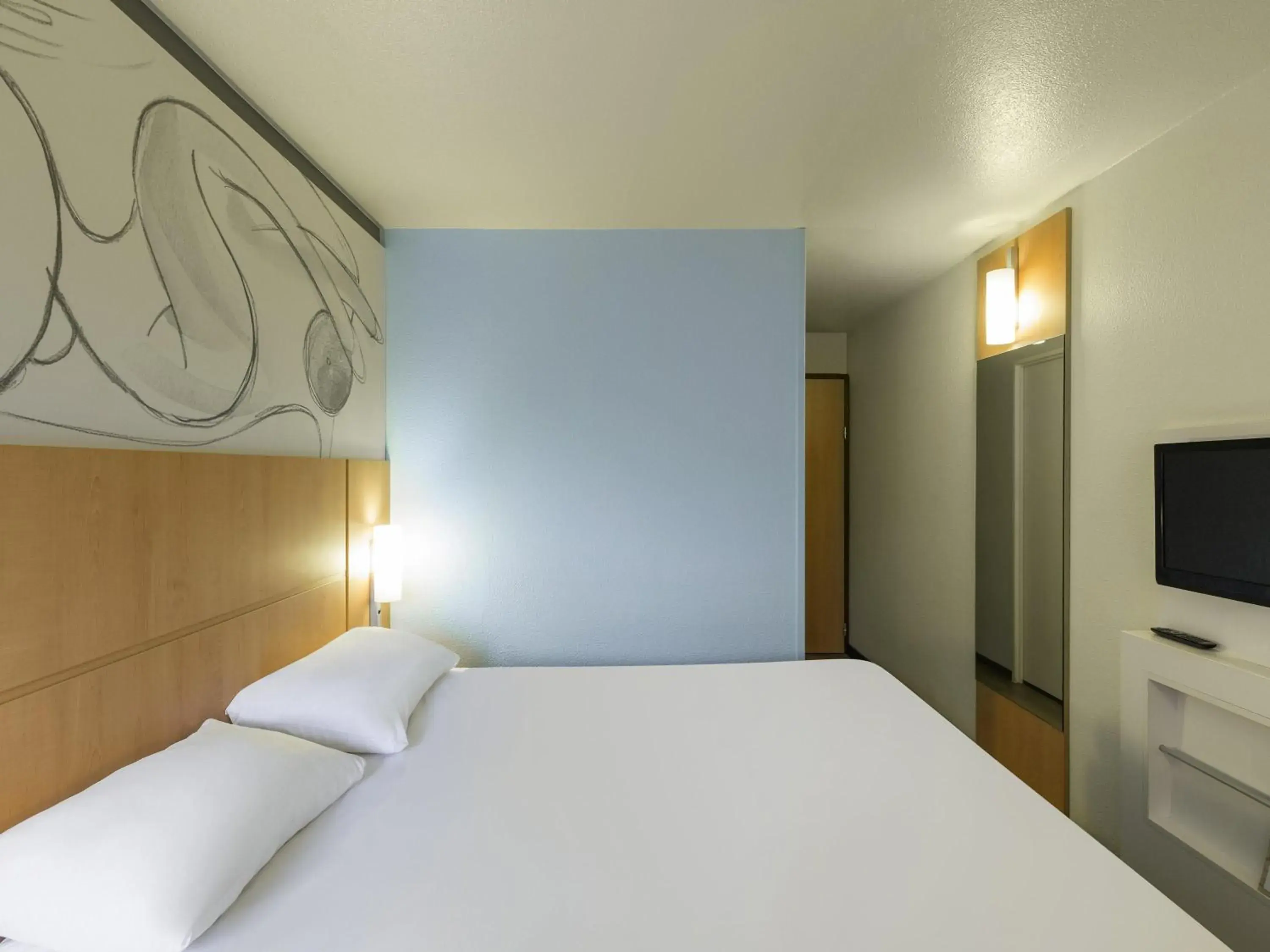 Bedroom, Bed in ibis Paris Meudon Velizy Bedroom, Bed in ibis Paris Meudon Velizy
