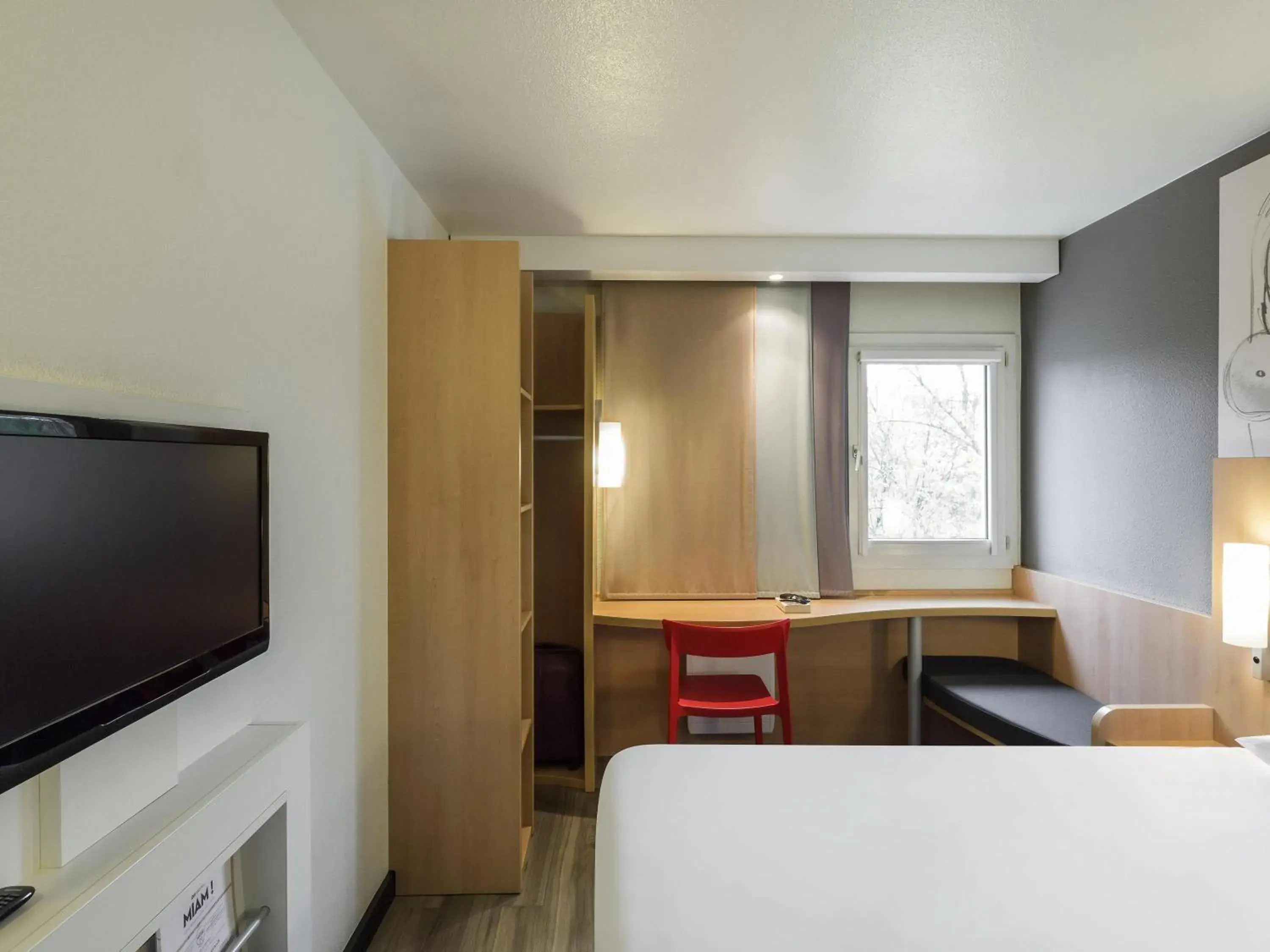 Bedroom, Bed in ibis Paris Meudon Velizy Bedroom, Bed in ibis Paris Meudon Velizy