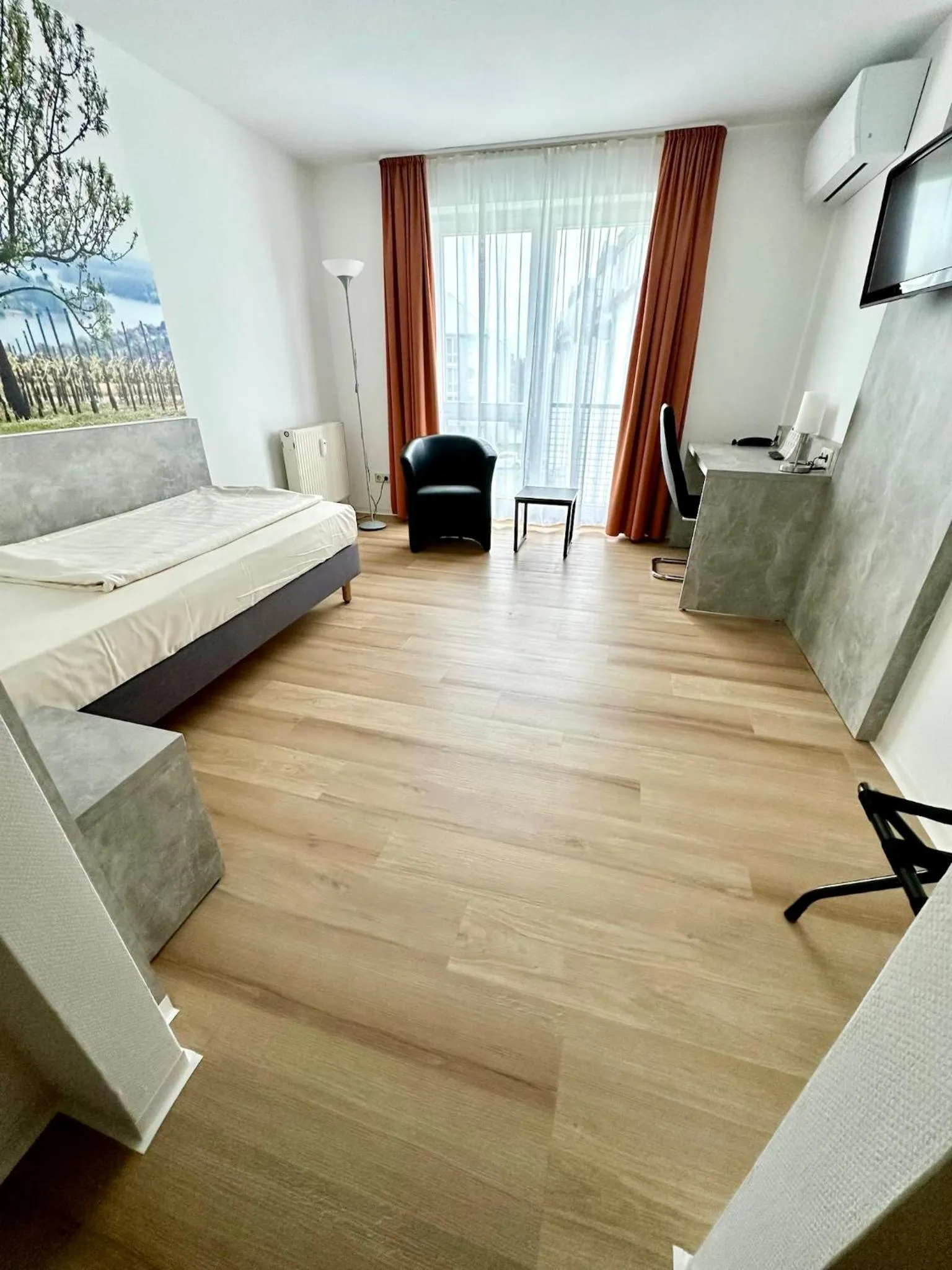 Photo of the whole room, Bed in Asgard Hotel