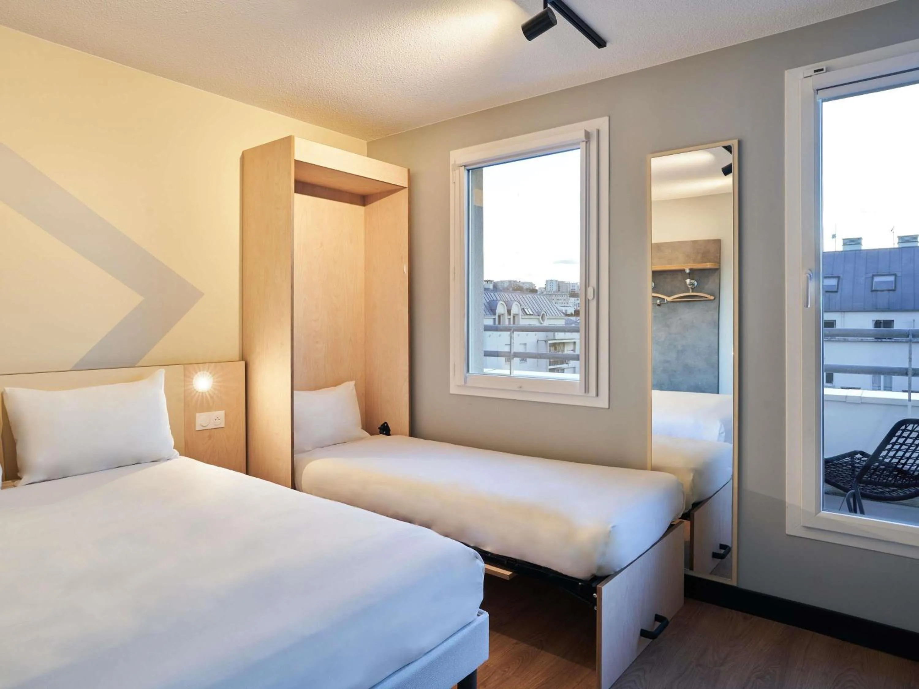 Bedroom, Bed in ibis budget Issy Les Moulineaux Paris Ouest