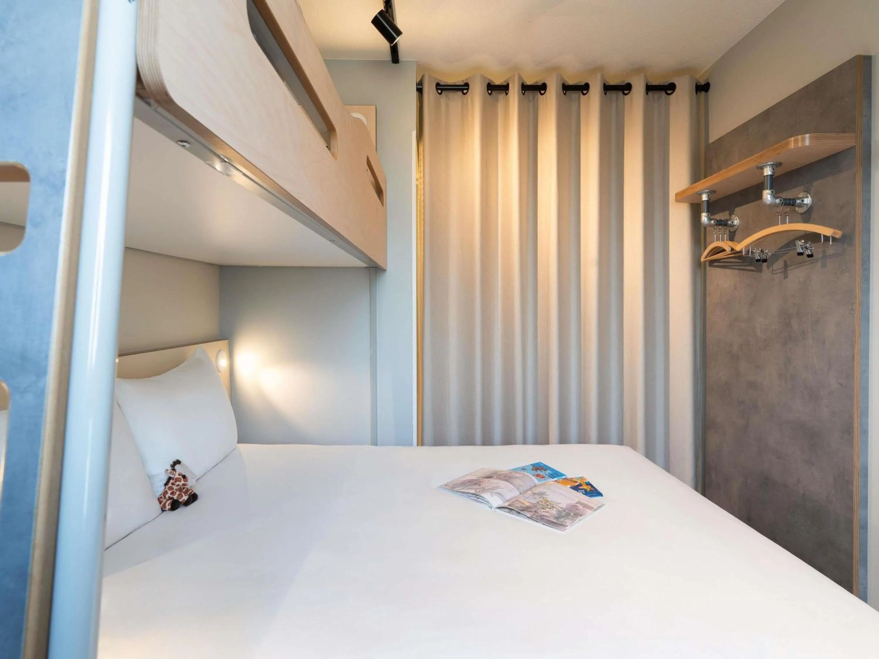 Bedroom, Bed in ibis budget Issy Les Moulineaux Paris Ouest