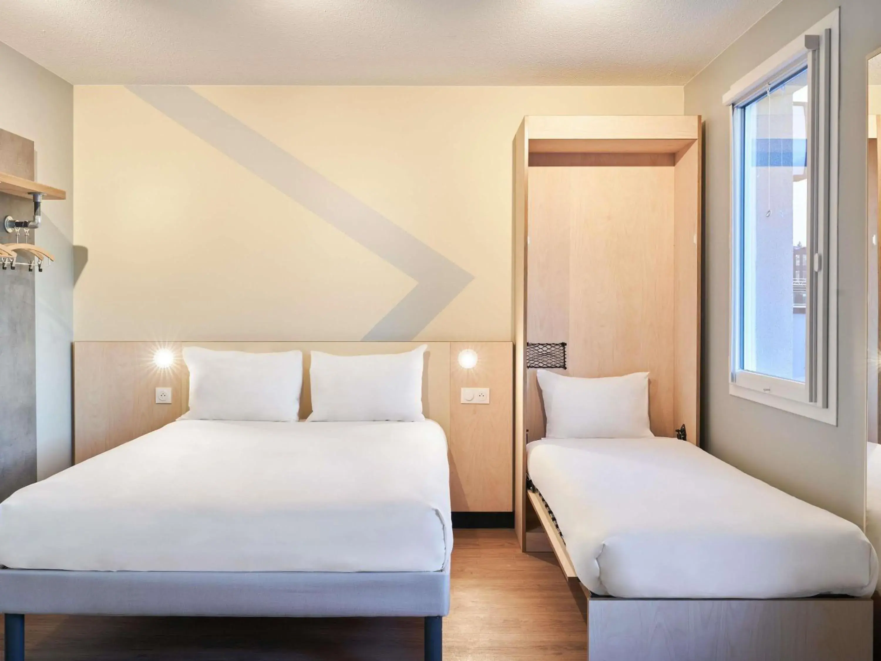 Bedroom, Bed in ibis budget Issy Les Moulineaux Paris Ouest Bedroom, Bed in ibis budget Issy Les Moulineaux Paris Ouest