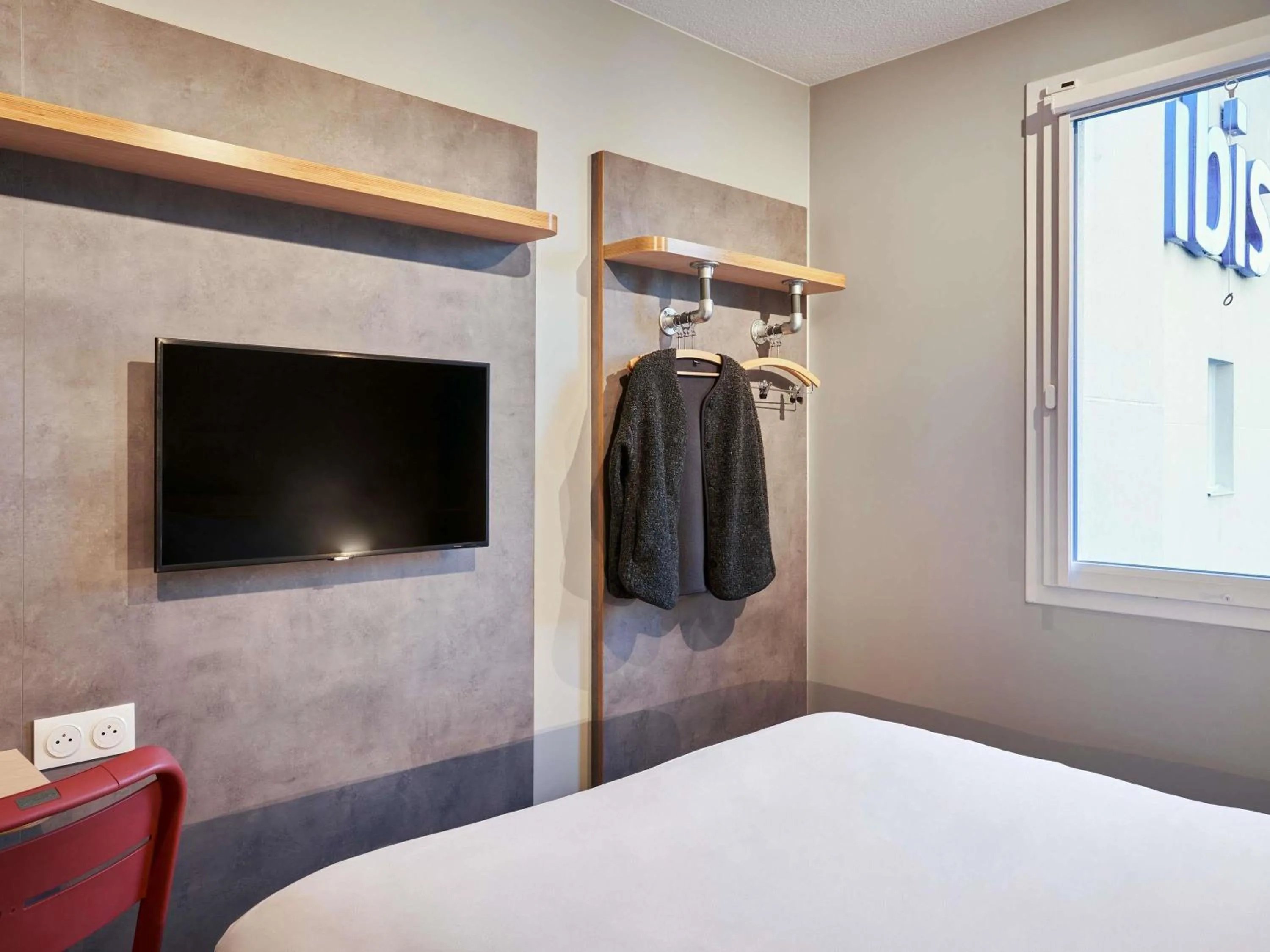 Bedroom, Bed in ibis budget Issy Les Moulineaux Paris Ouest