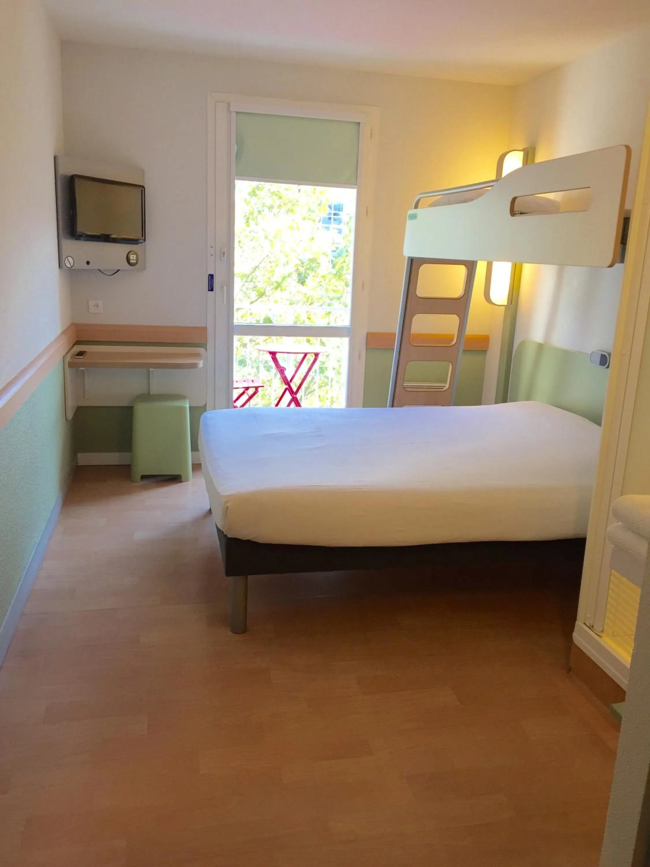 Bedroom, Bed in ibis budget Issy Les Moulineaux Paris Ouest
