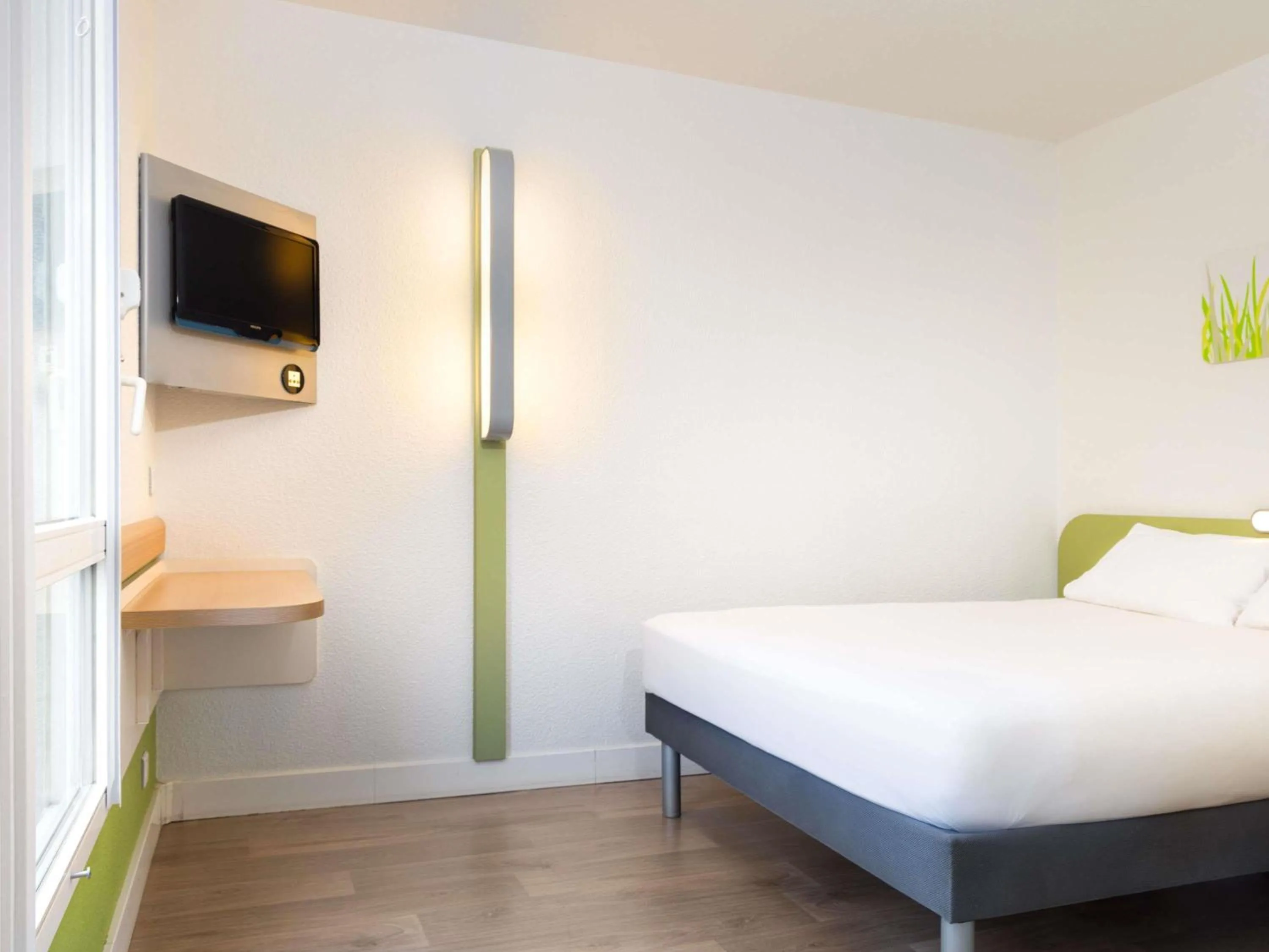 Bedroom, Bed in ibis budget Issy Les Moulineaux Paris Ouest