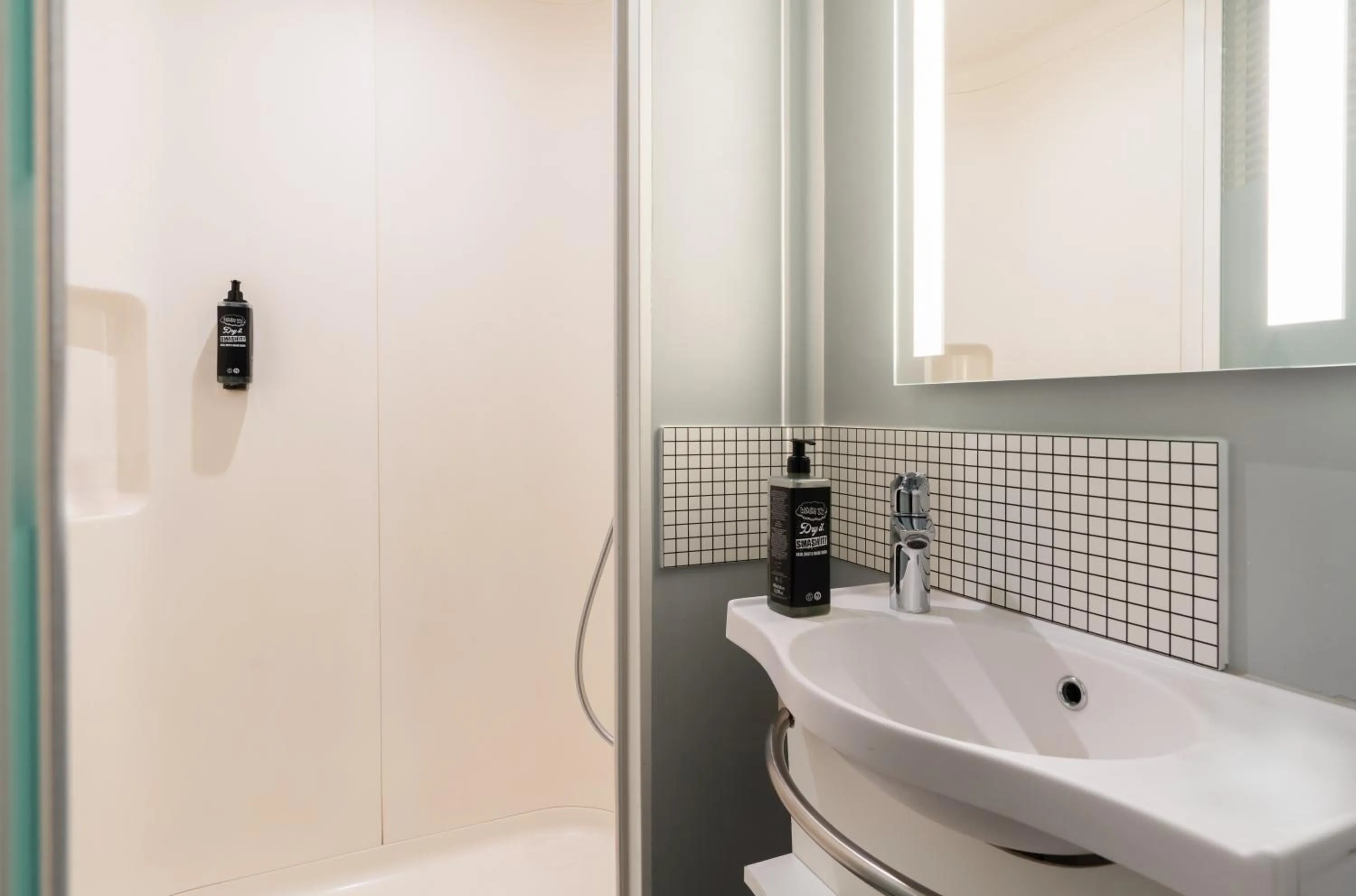 Bathroom in ibis budget Issy Les Moulineaux Paris Ouest