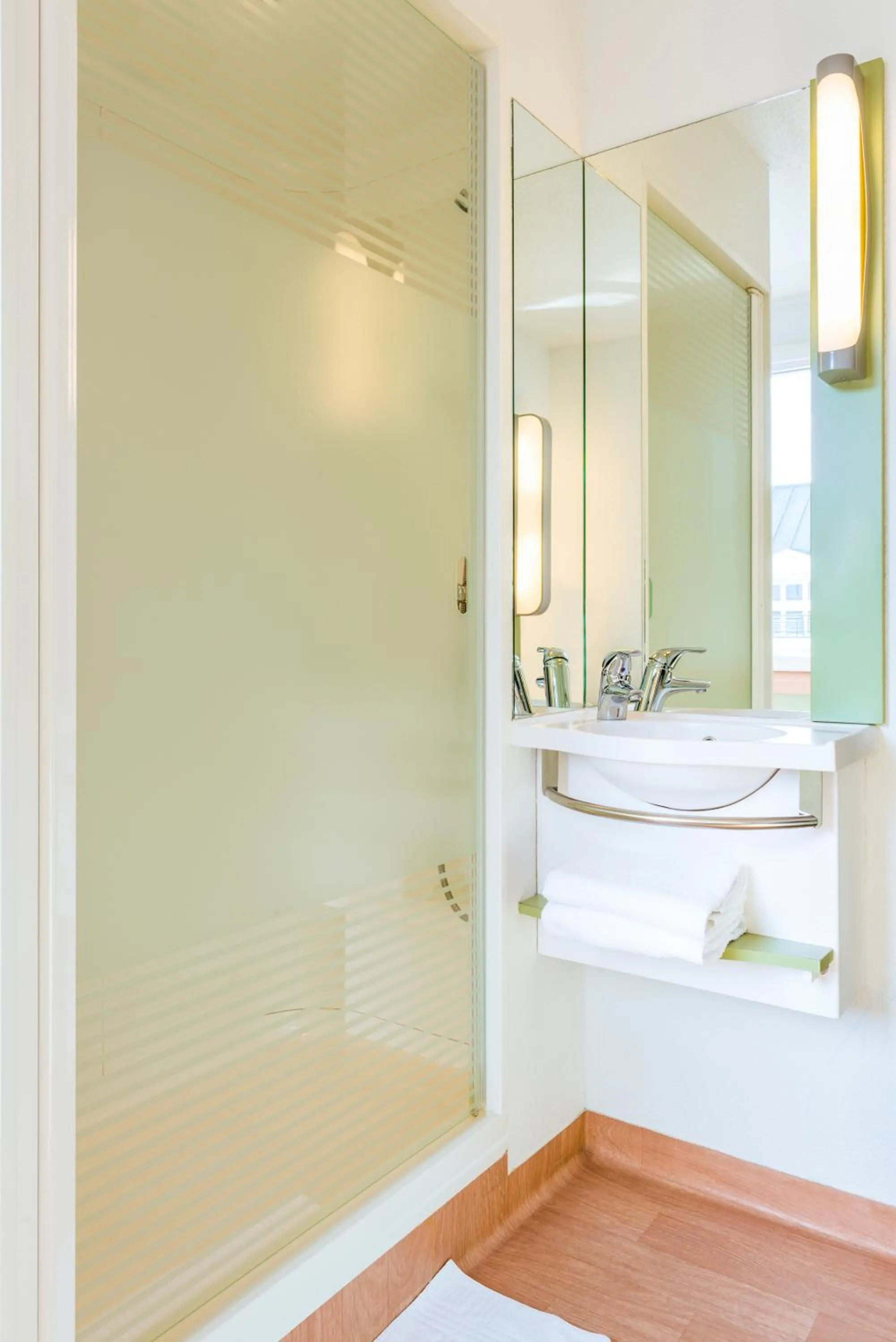 Toilet in ibis budget Issy Les Moulineaux Paris Ouest