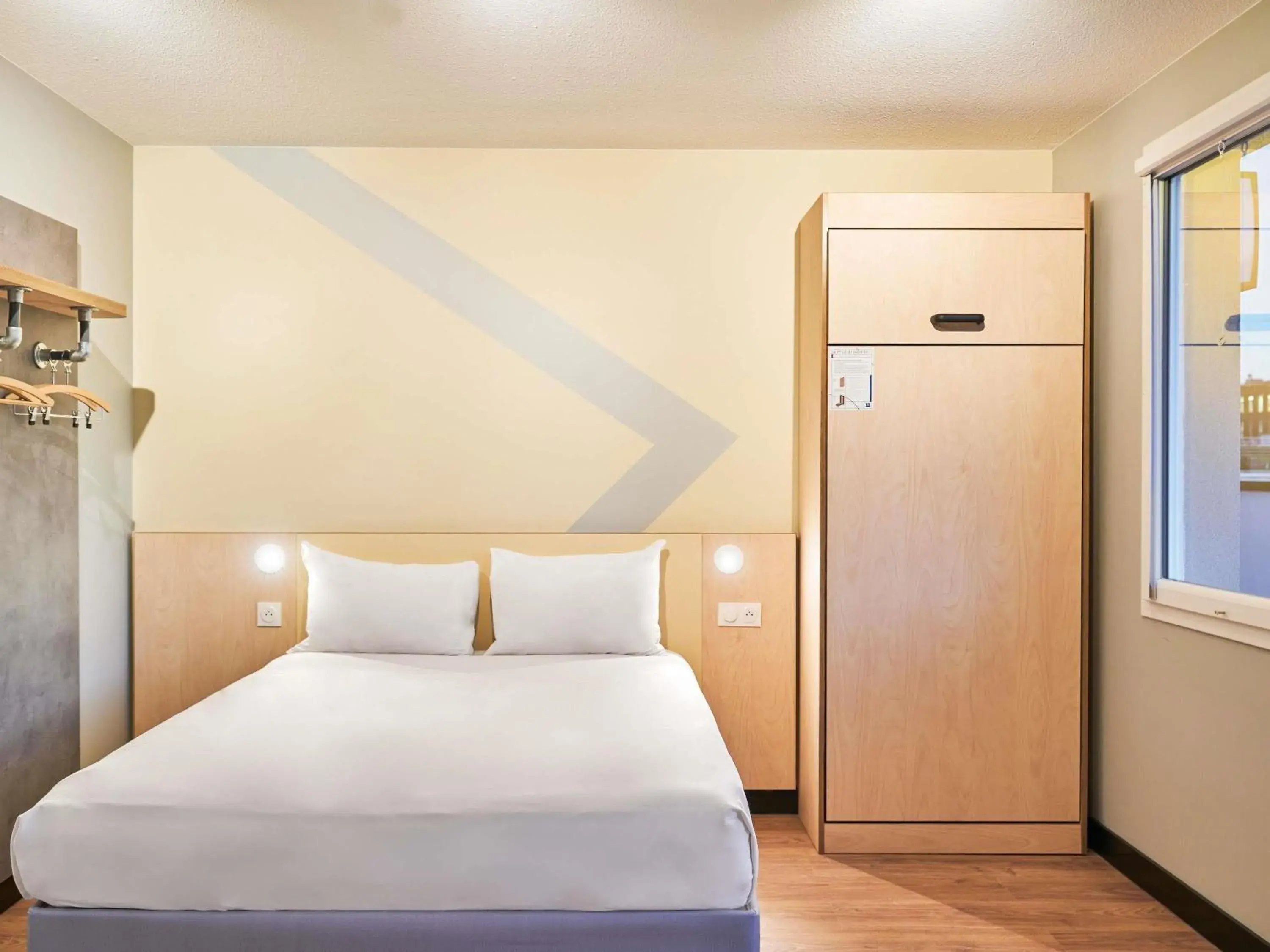Bedroom, Bed in ibis budget Issy Les Moulineaux Paris Ouest Bedroom, Bed in ibis budget Issy Les Moulineaux Paris Ouest