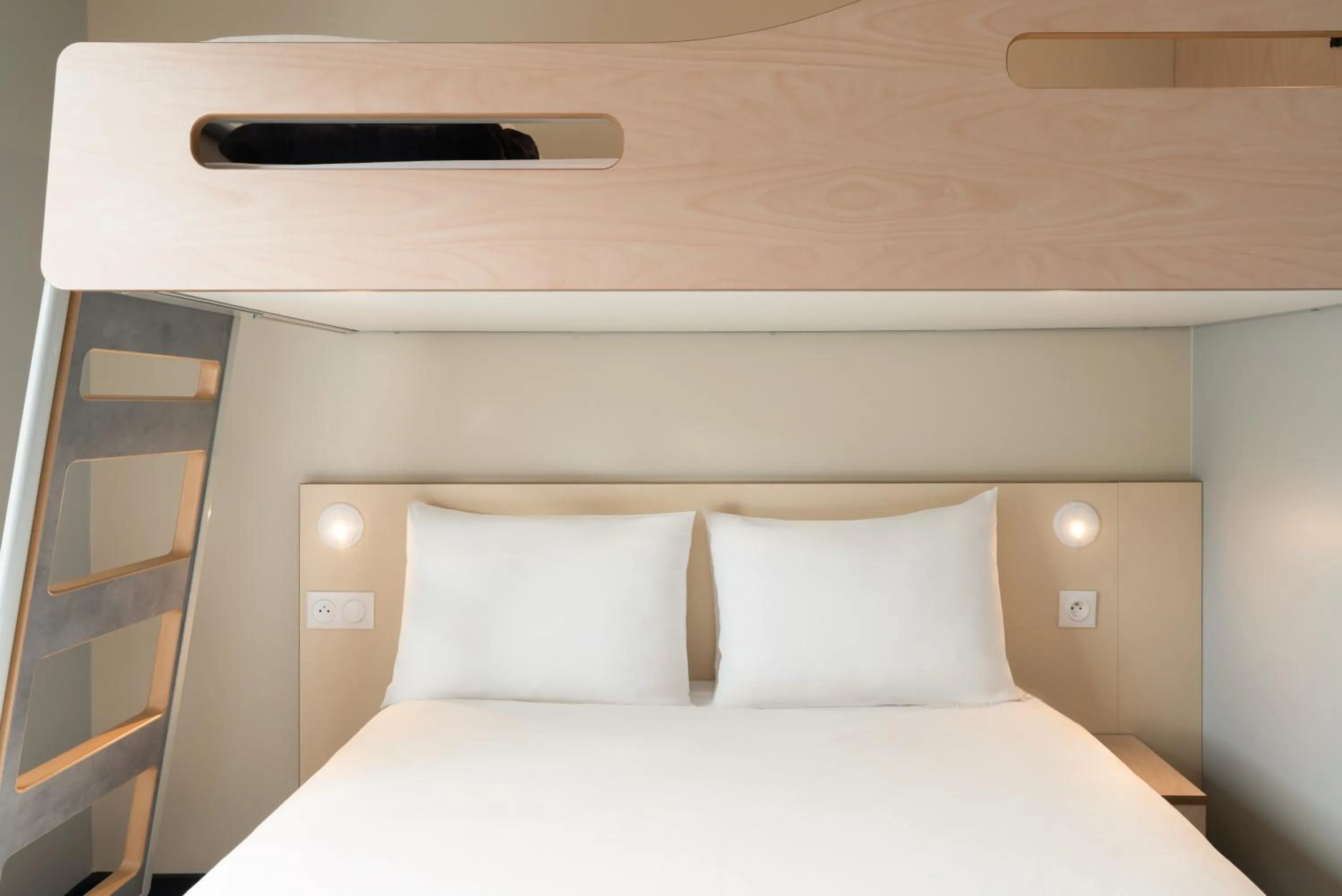 Bedroom, Bed in ibis budget Issy Les Moulineaux Paris Ouest