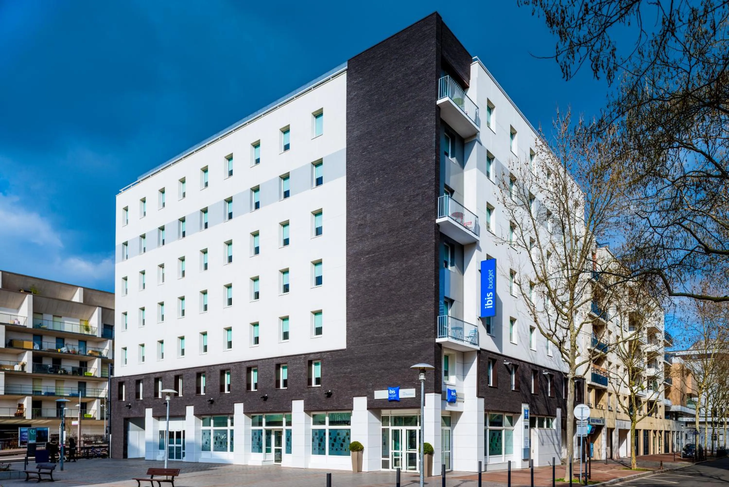 Facade/entrance in ibis budget Issy Les Moulineaux Paris Ouest