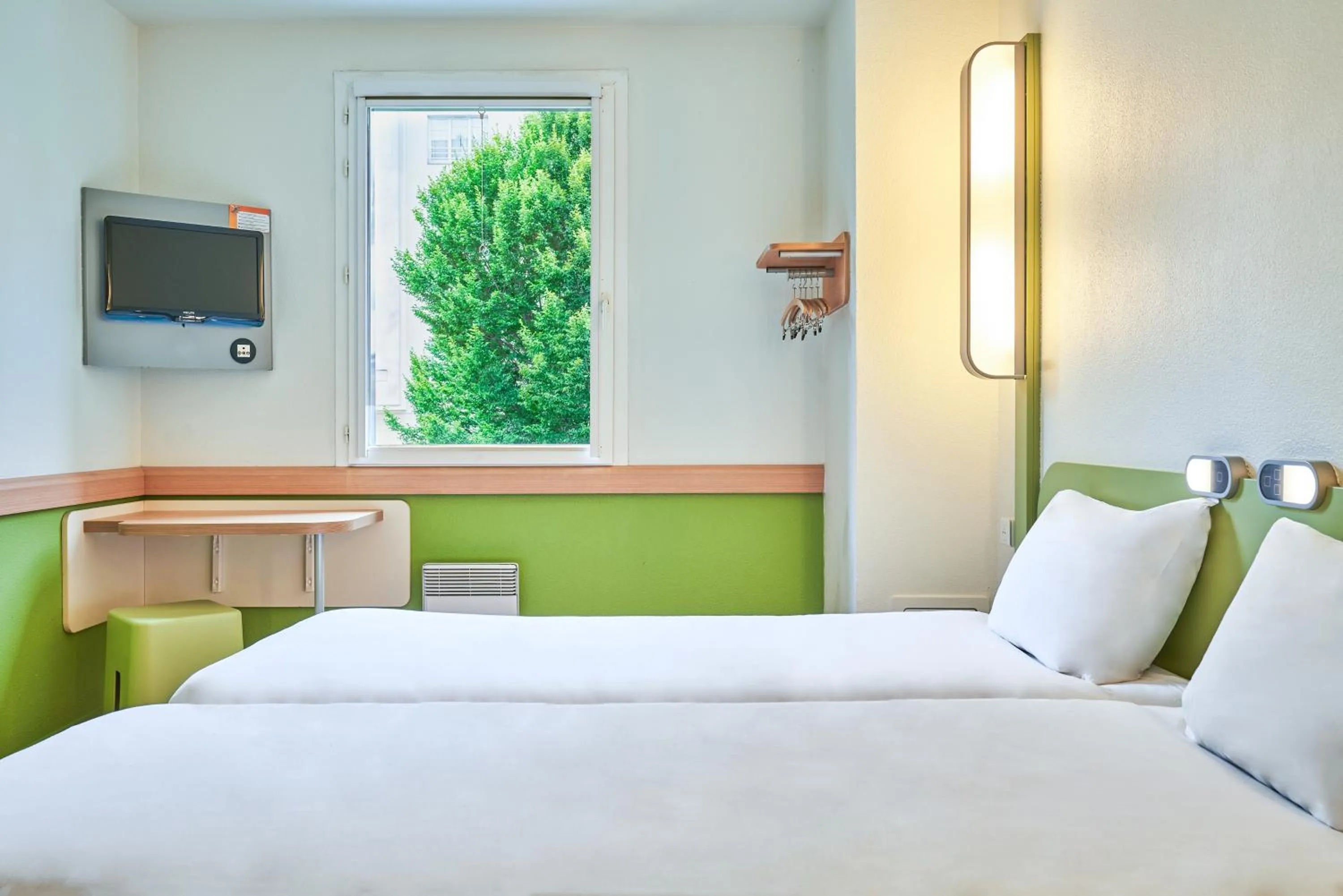 View (from property/room), Bed in ibis budget Issy Les Moulineaux Paris Ouest