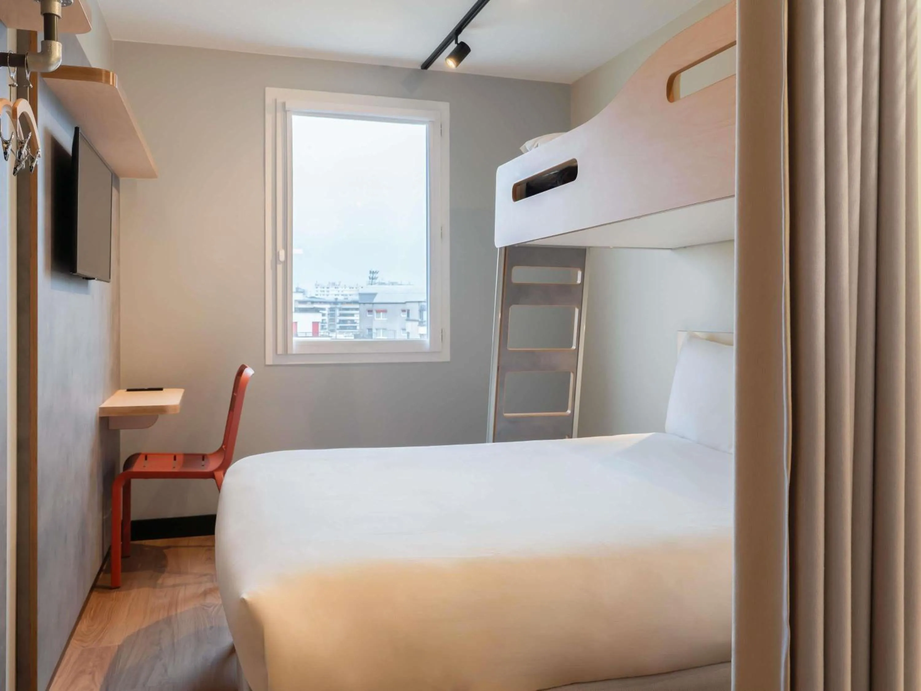Bedroom, Bed in ibis budget Issy Les Moulineaux Paris Ouest