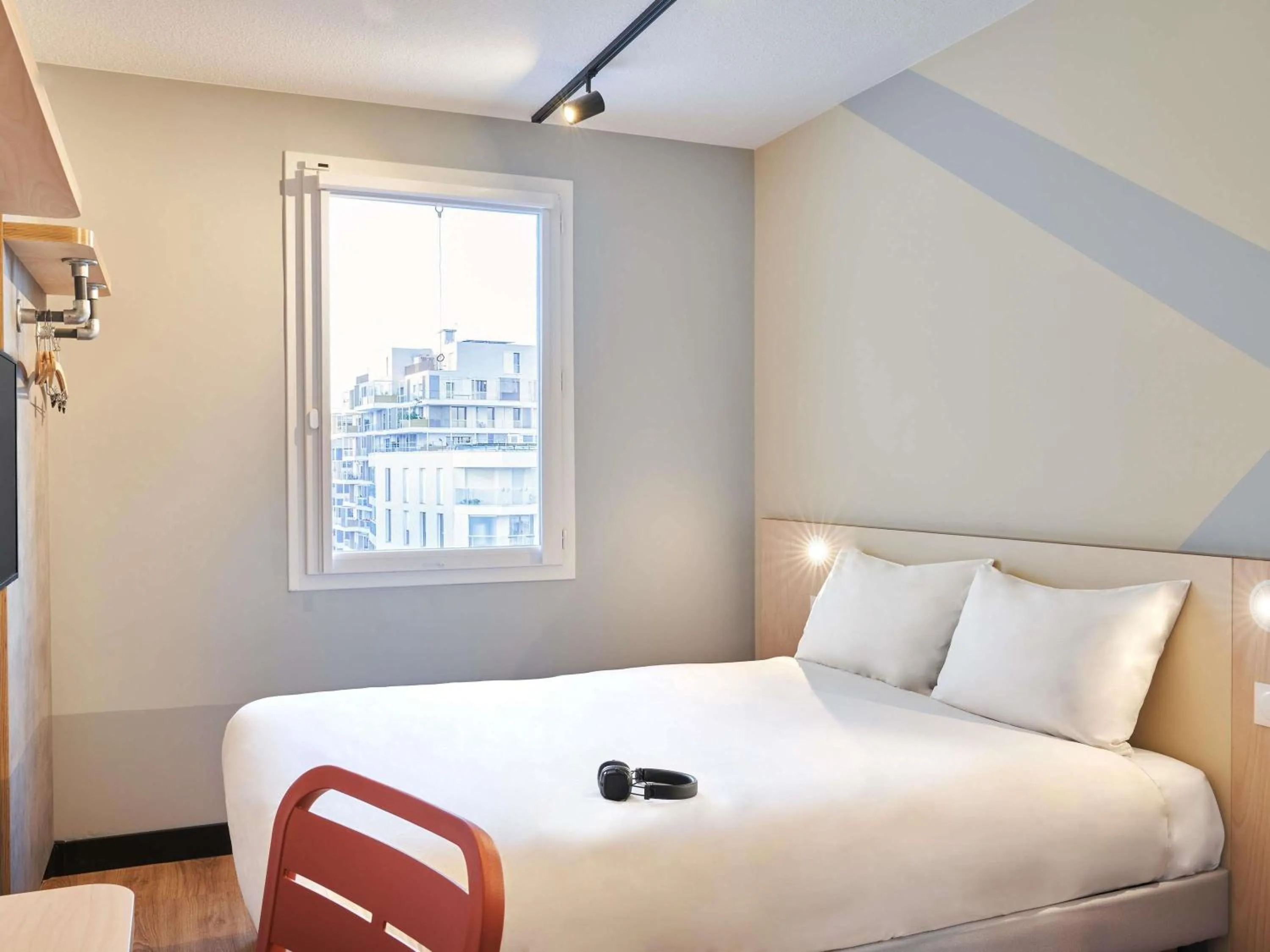 Bedroom, Bed in ibis budget Issy Les Moulineaux Paris Ouest