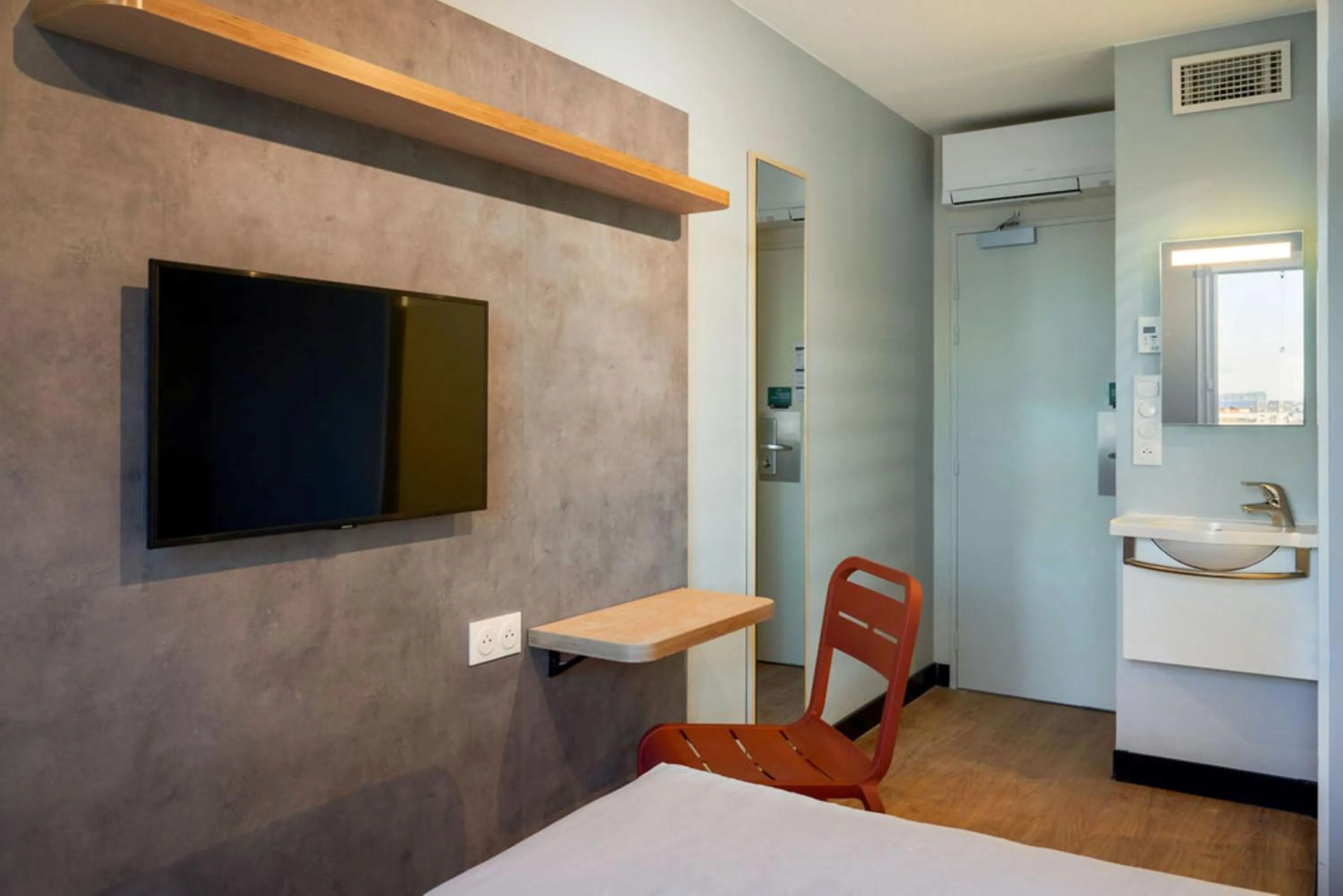 Bathroom, Bed in ibis budget Issy Les Moulineaux Paris Ouest