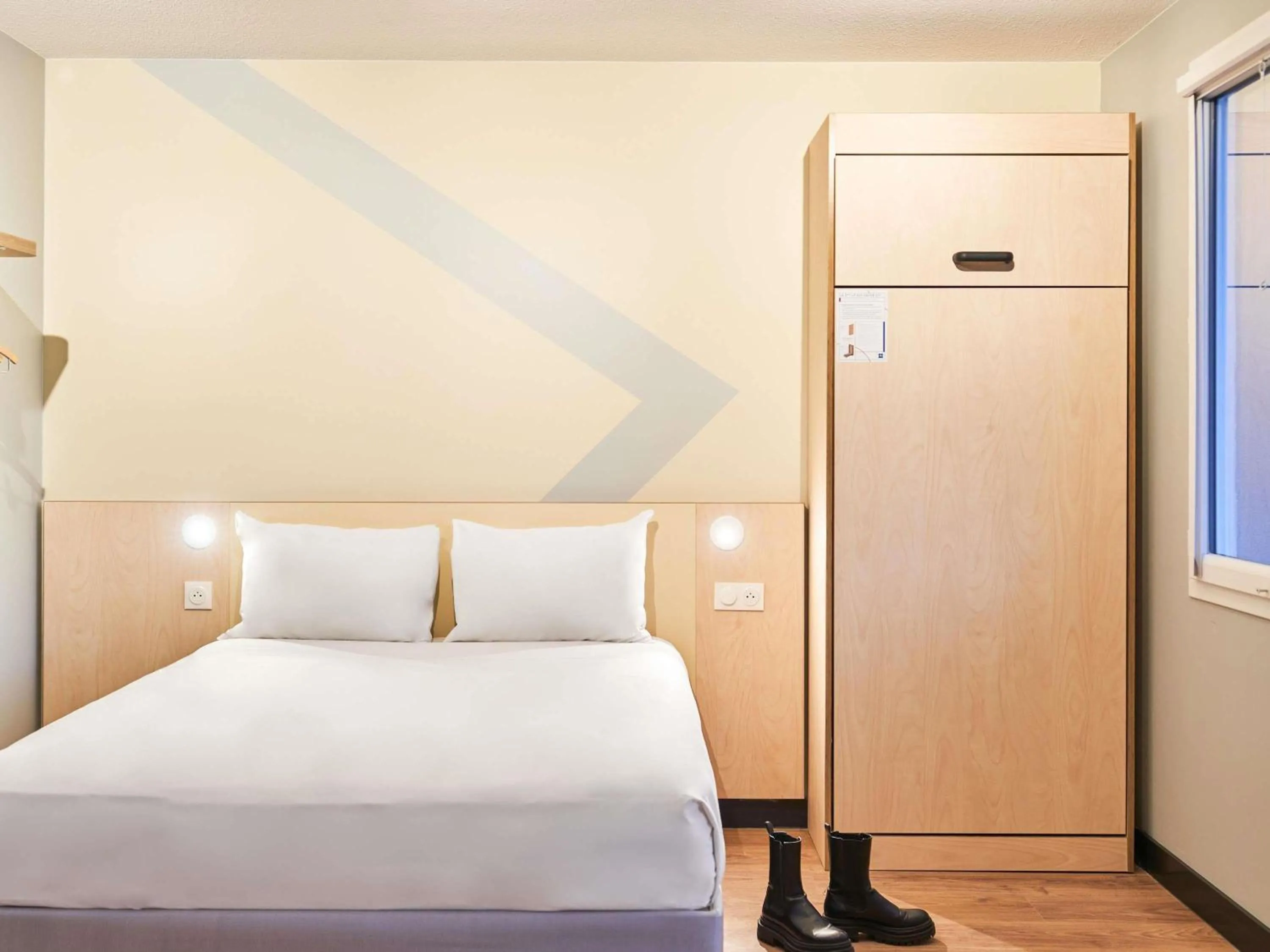 Bedroom, Bed in ibis budget Issy Les Moulineaux Paris Ouest