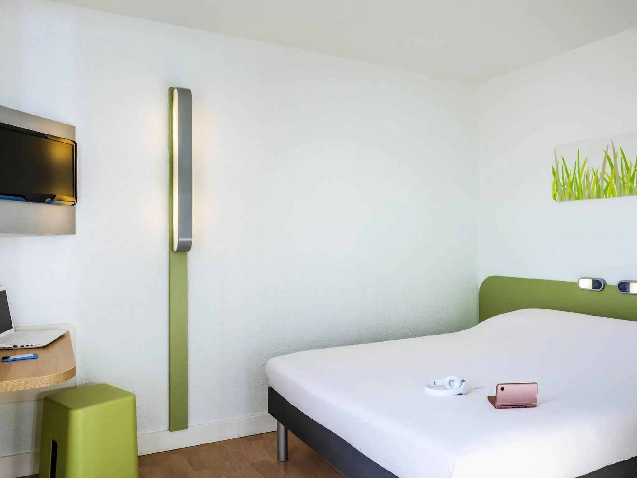 Bedroom, Bed in ibis budget Issy Les Moulineaux Paris Ouest Bedroom, Bed in ibis budget Issy Les Moulineaux Paris Ouest