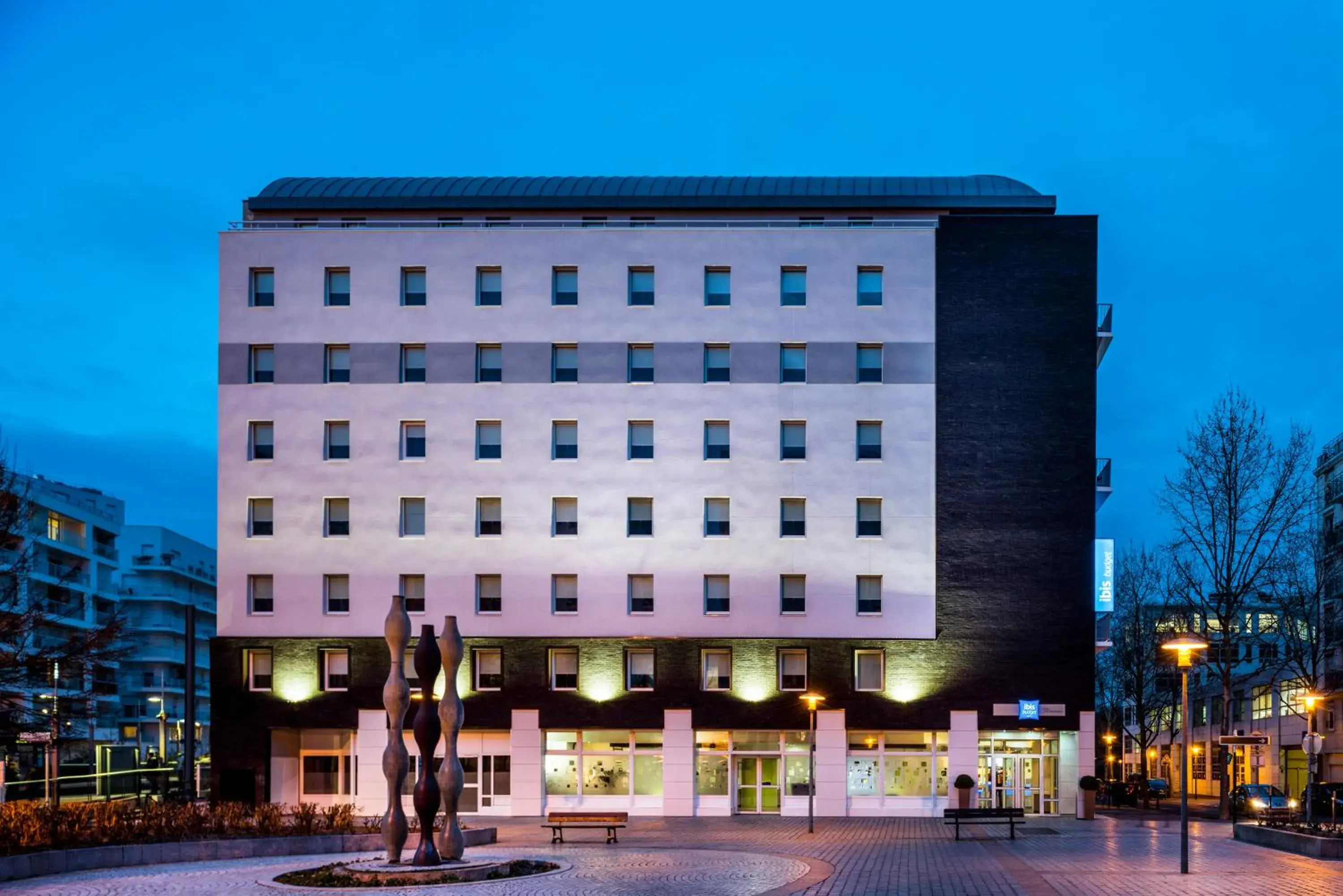 Facade/entrance in ibis budget Issy Les Moulineaux Paris Ouest Facade/entrance in ibis budget Issy Les Moulineaux Paris Ouest