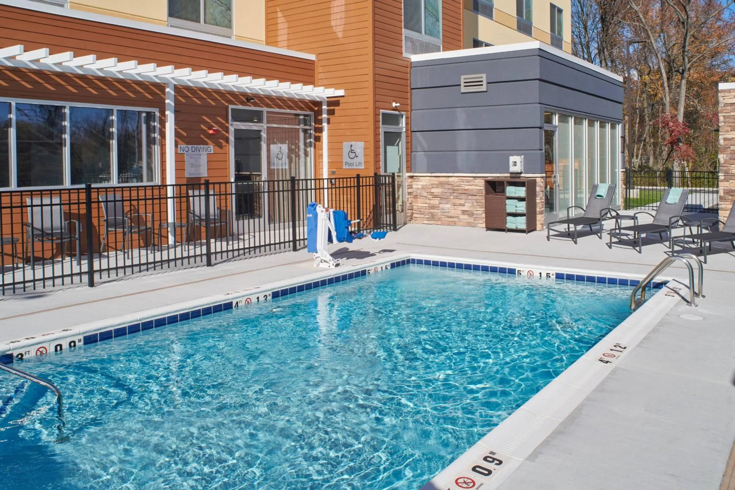 Swimming pool in Fairfield Inn & Suites by Marriott Louisville Jeffersonville