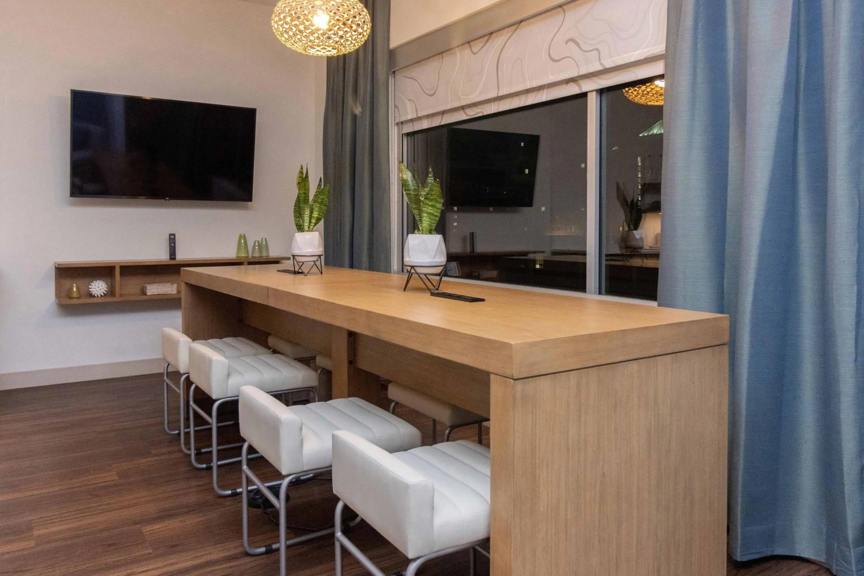 Photo of the whole room in Element St. Louis Midtown