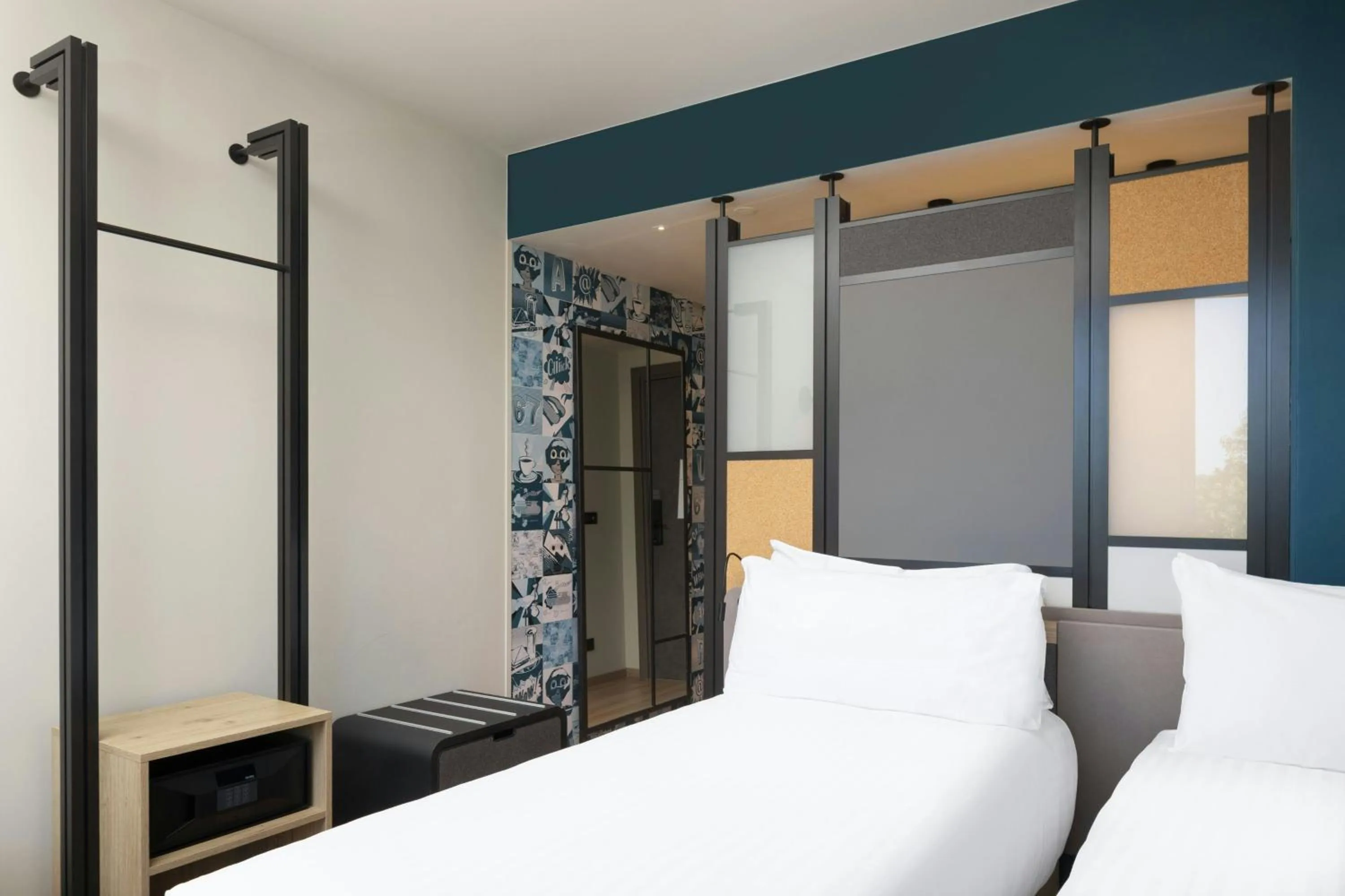 Photo of the whole room, Bed in Aloft Strasbourg City Centre