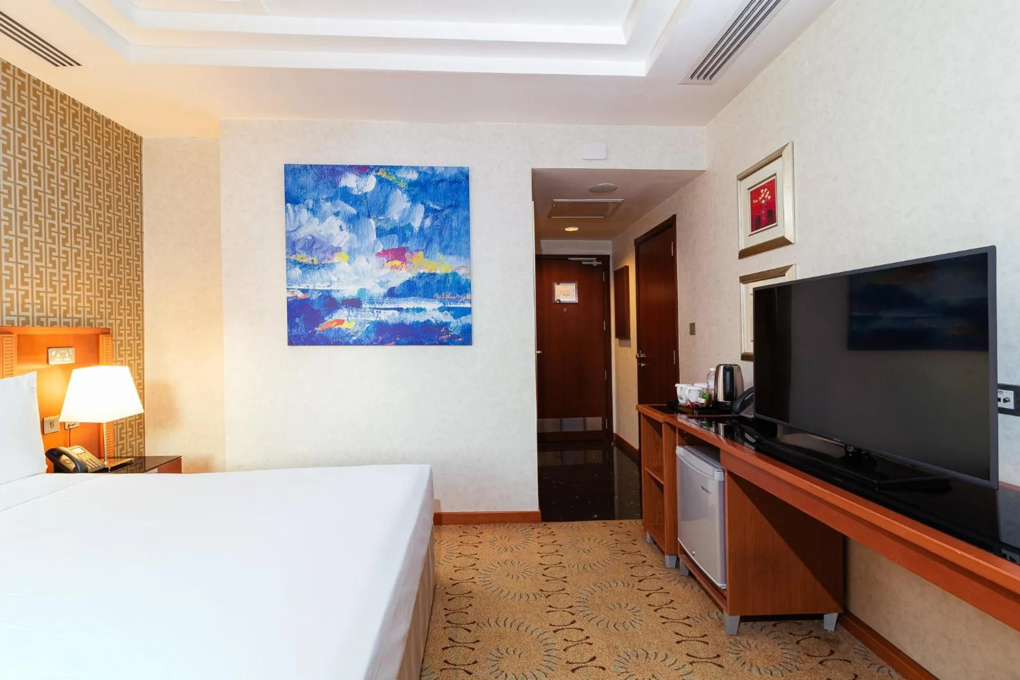 Photo of the whole room, Bed in Holiday Inn - Suites Kuwait Salmiya by IHG