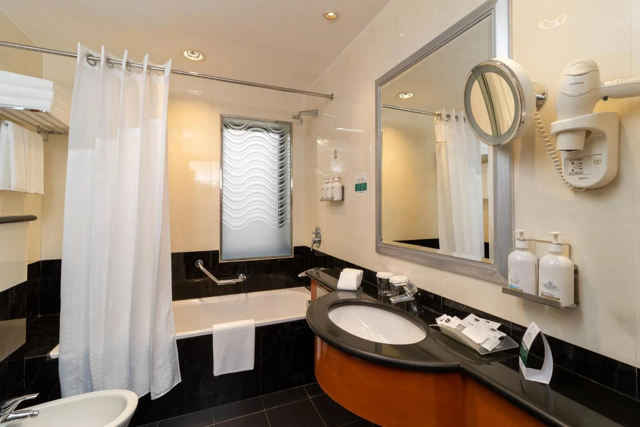 Photo of the whole room in Holiday Inn - Suites Kuwait Salmiya by IHG