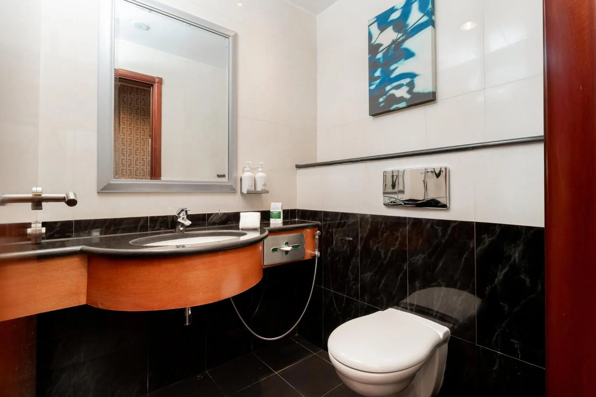 Photo of the whole room in Holiday Inn - Suites Kuwait Salmiya by IHG