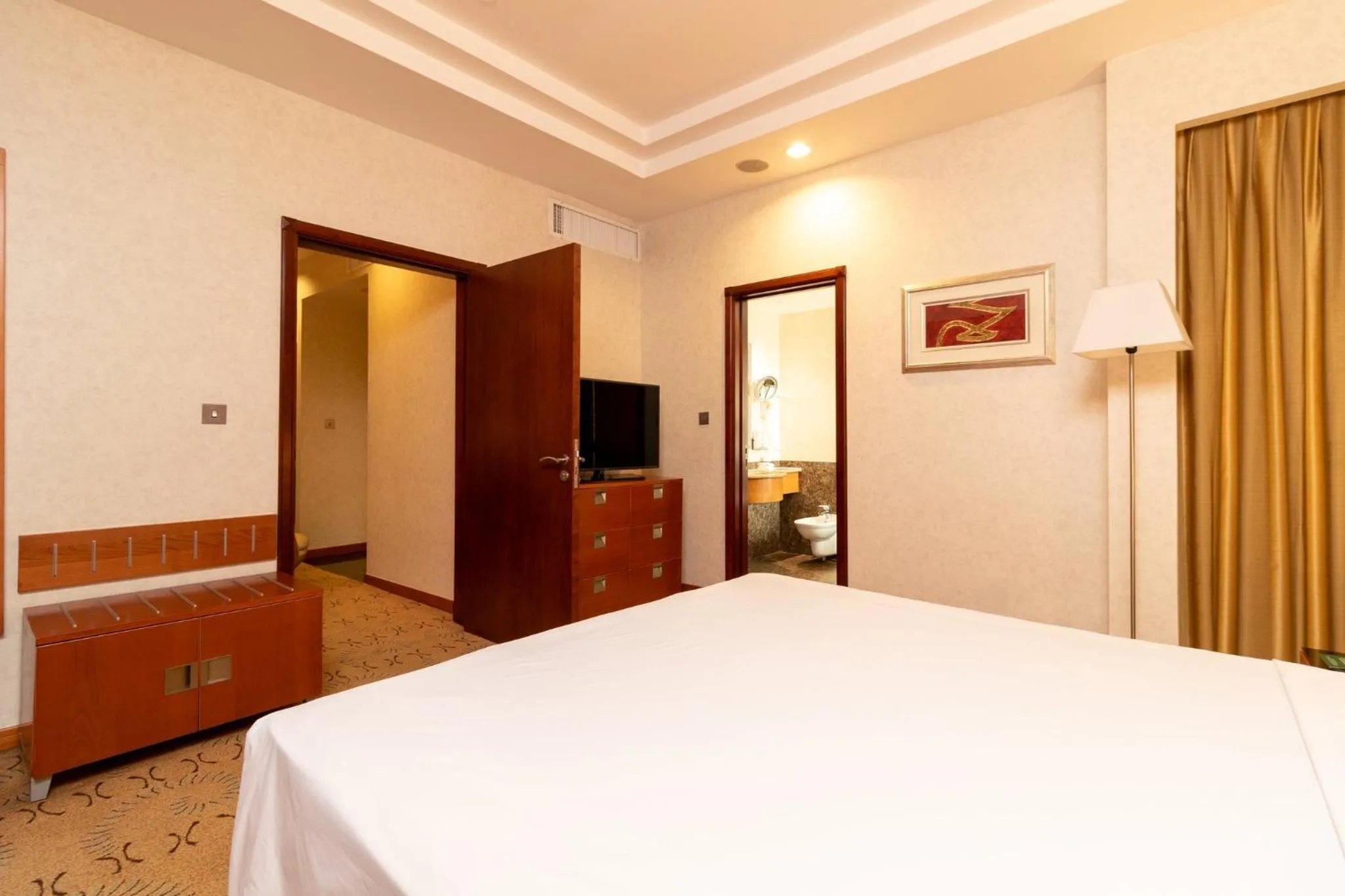 Photo of the whole room, Bed in Holiday Inn - Suites Kuwait Salmiya by IHG