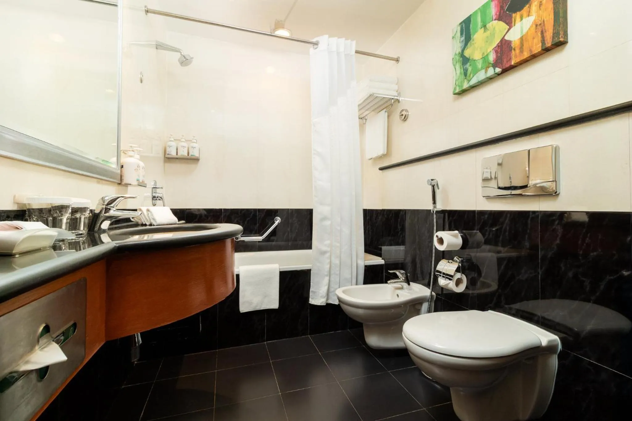 Photo of the whole room in Holiday Inn - Suites Kuwait Salmiya by IHG