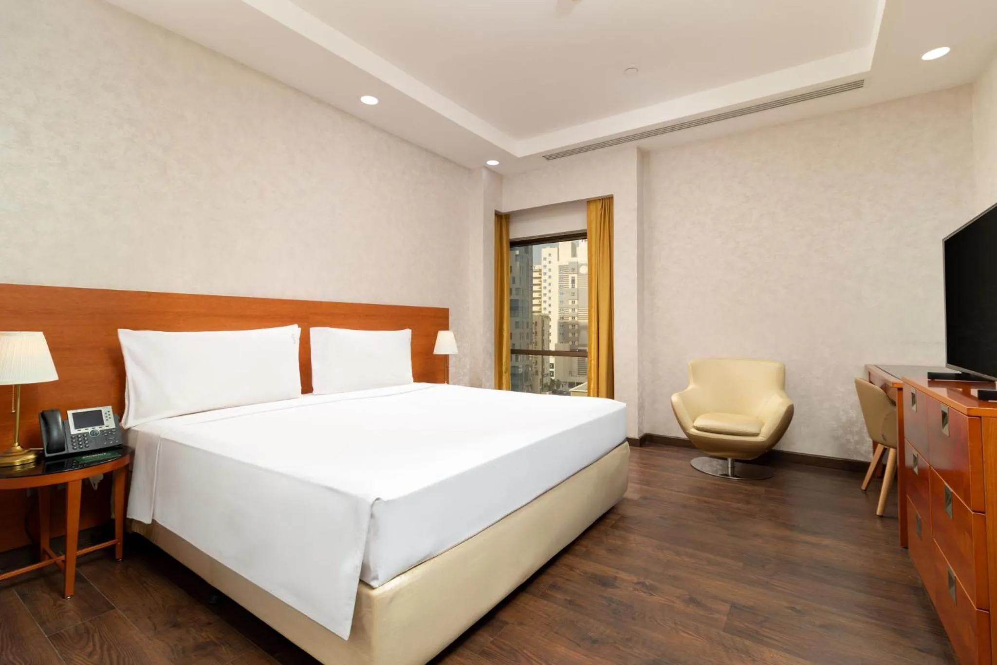 Photo of the whole room, Bed in Holiday Inn - Suites Kuwait Salmiya by IHG