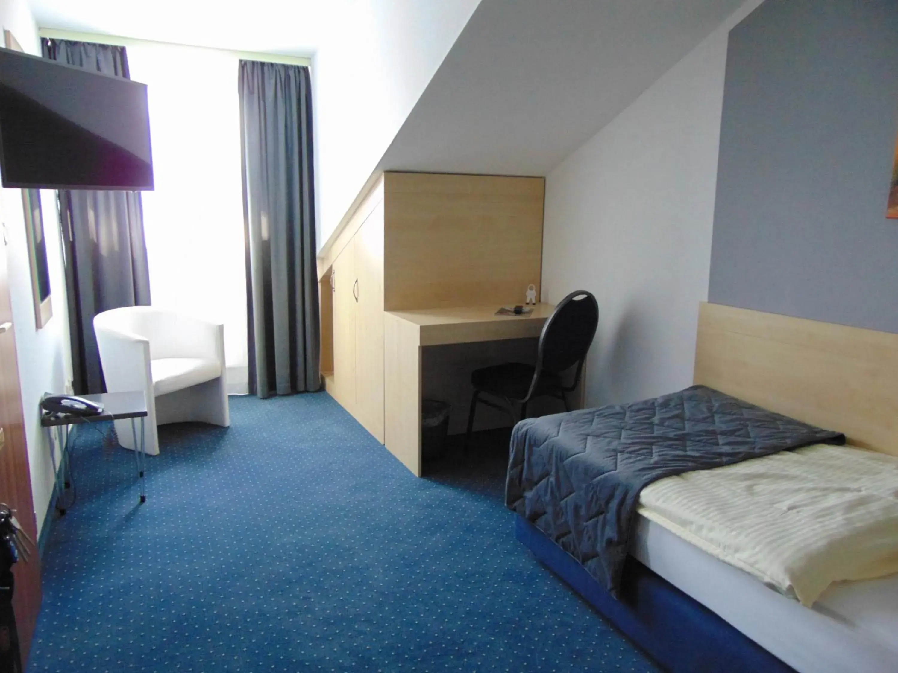 Economy Single Room in Hotel Restaurant Molitor Economy Single Room in Hotel Restaurant Molitor