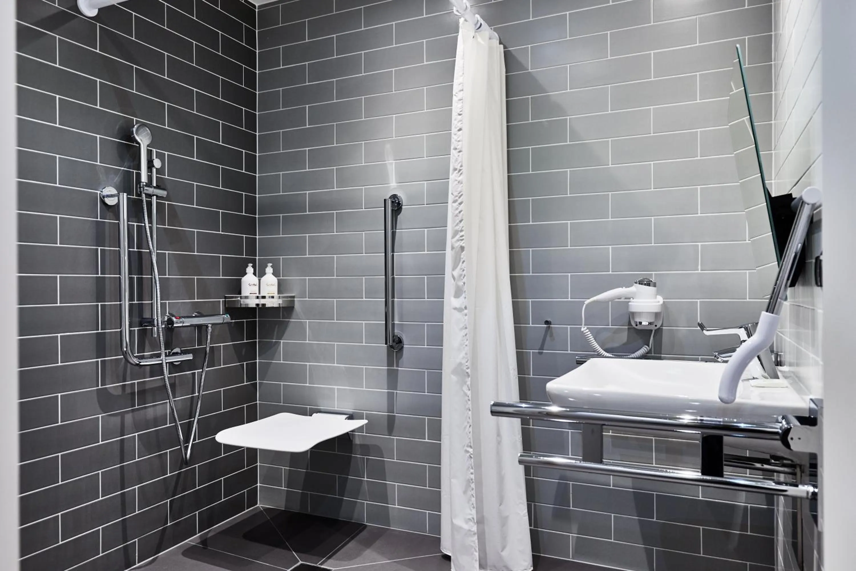 Bathroom in Holiday Inn Express - Warsaw - The HUB by IHG